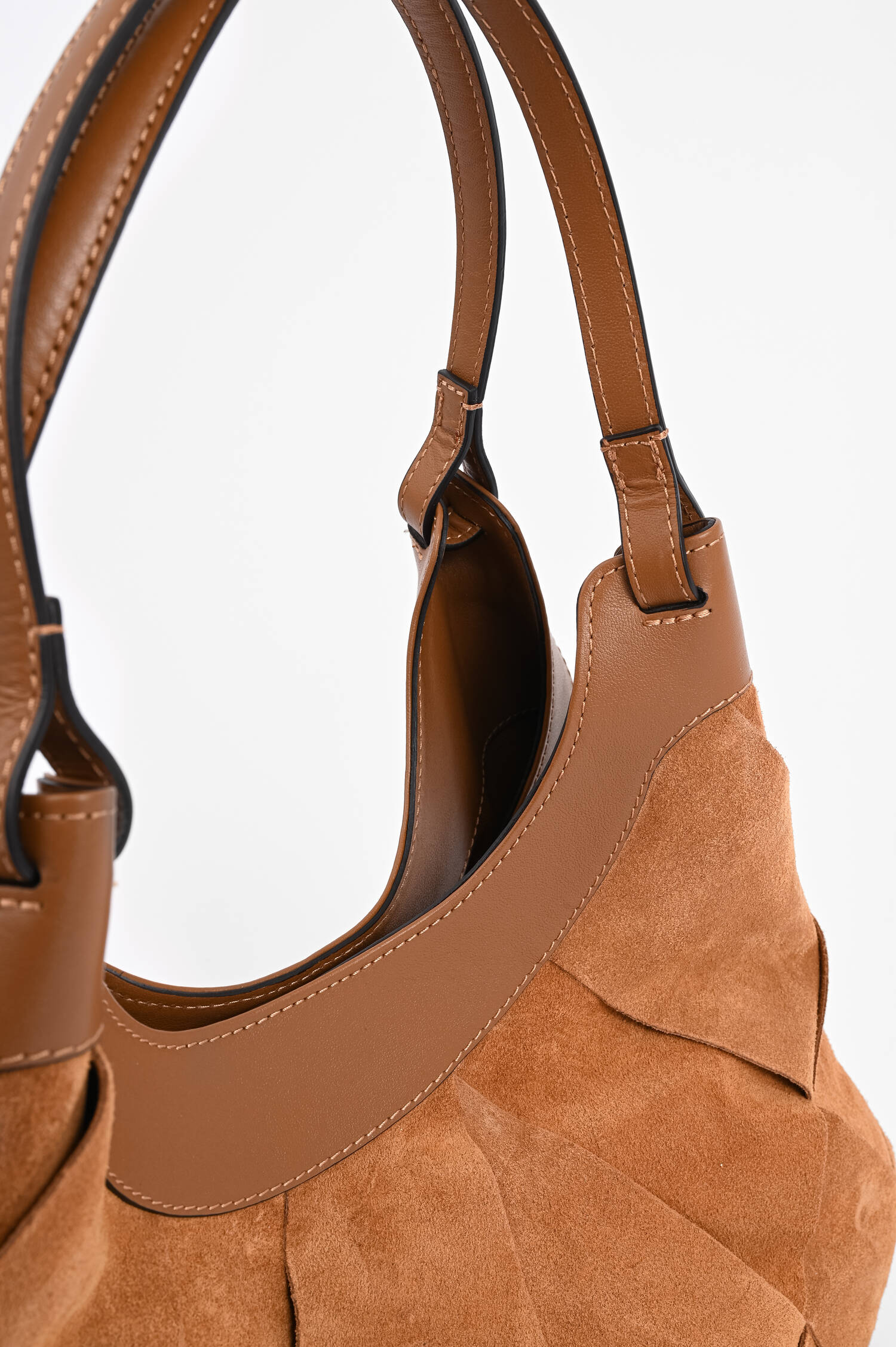 Shopper DUA aus geflochtenem Veloursleder in Camel