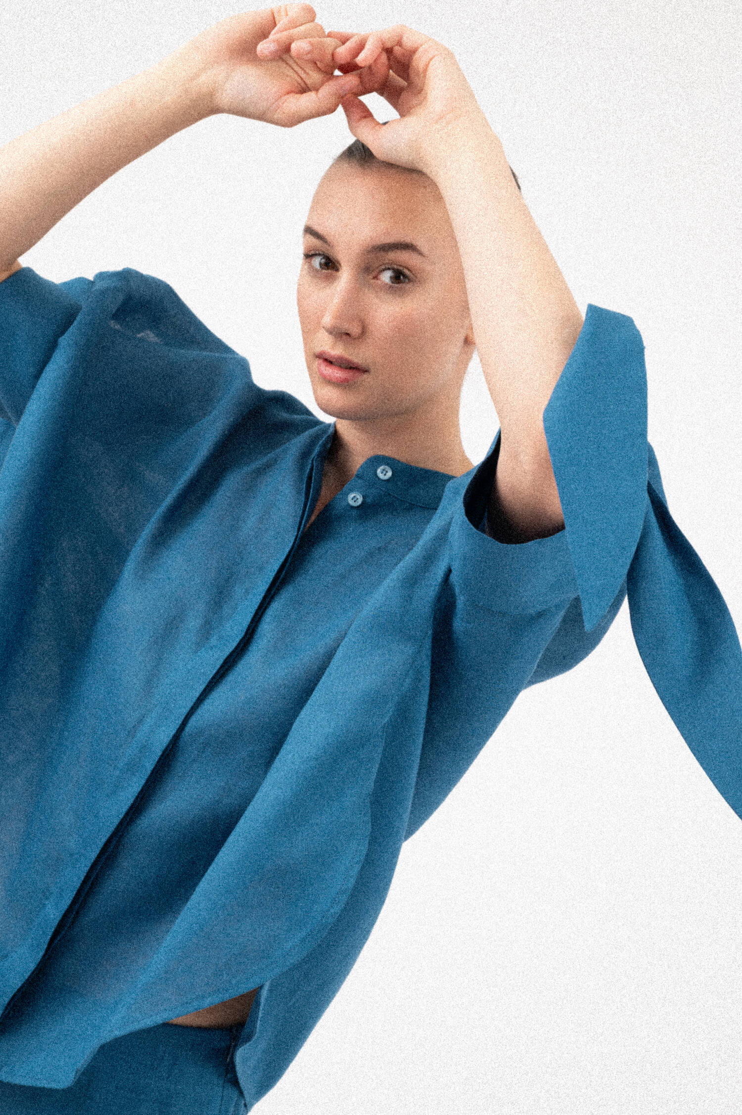 Leinenbluse mit Ärmelbändern in Blau