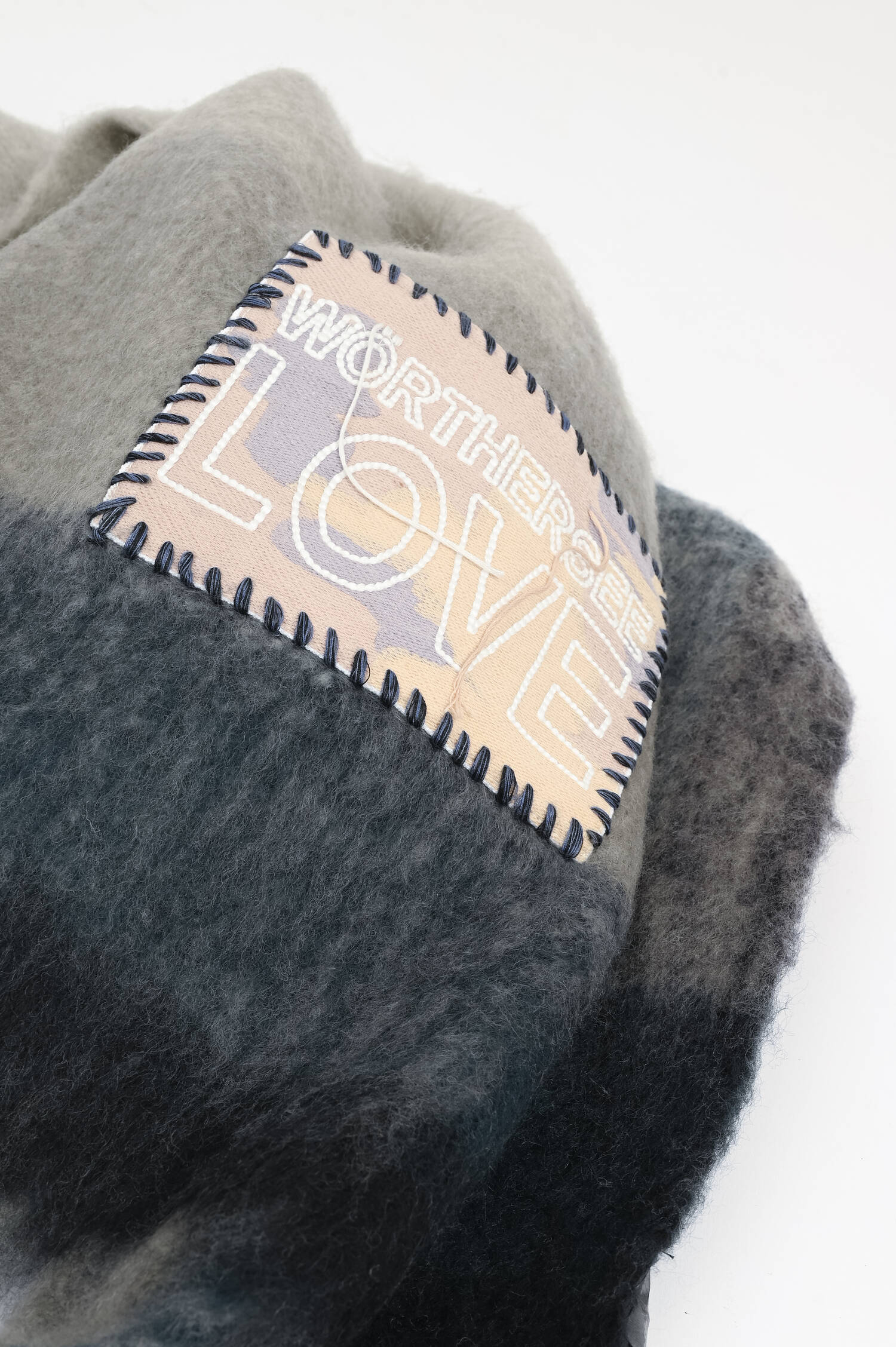 Schal mit WÖRTHERSEE LOVE Patch in Grau/Blau Schal mit WÖRTHERSEE LOVE Patch in Grau/Blau