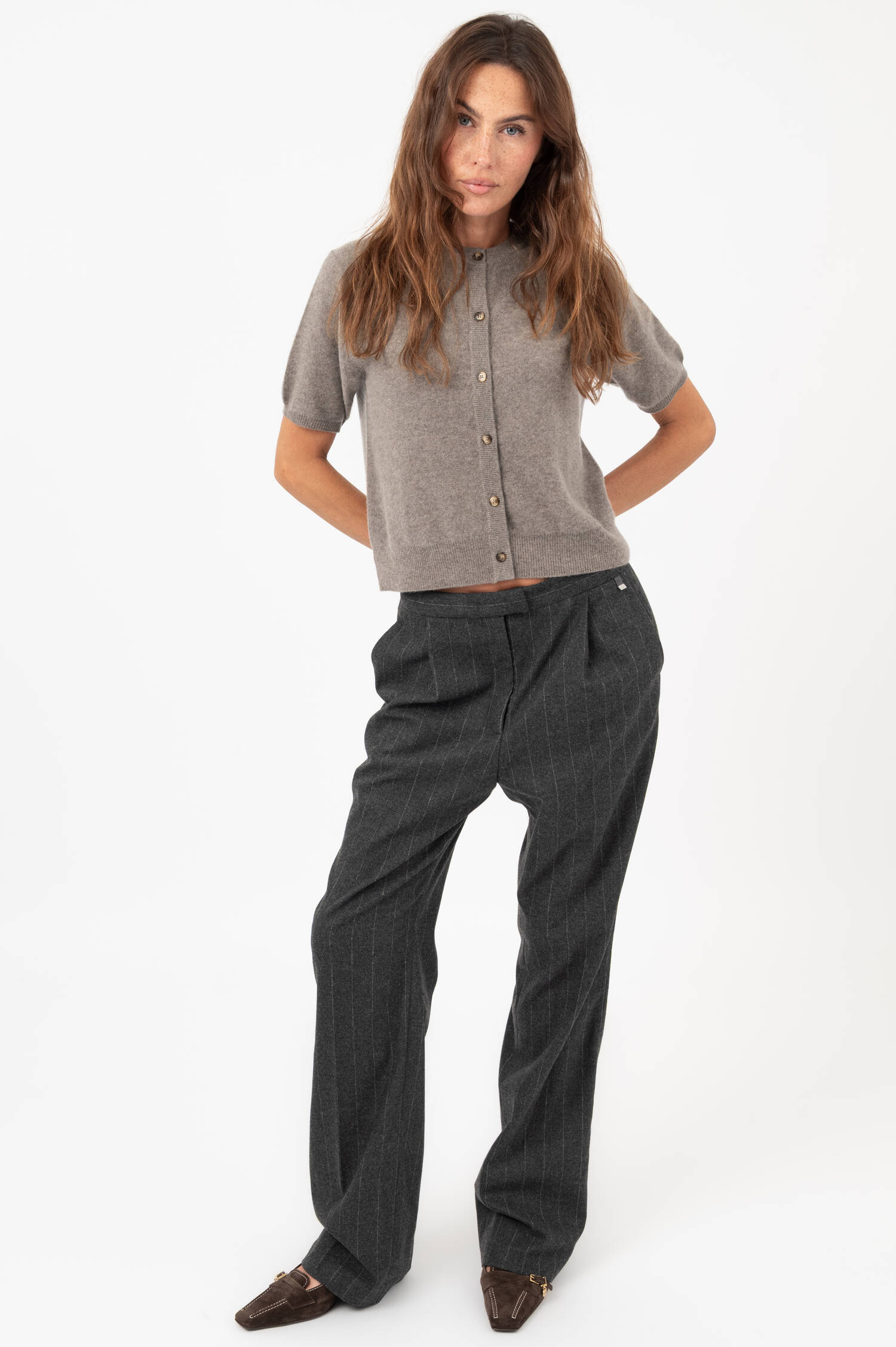 Nadelsteif Bootcut Hose in Dunkelgrau Nadelsteif Bootcut Hose in Dunkelgrau