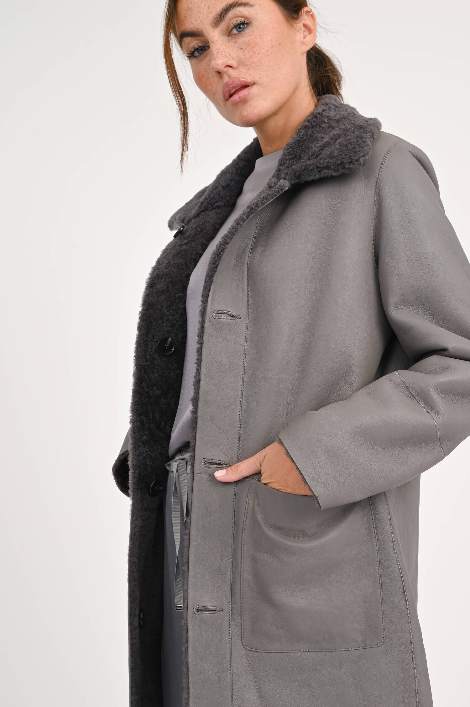 Wendemantel MARTA ASTRAKAN in Grau Wendemantel MARTA ASTRAKAN in Grau