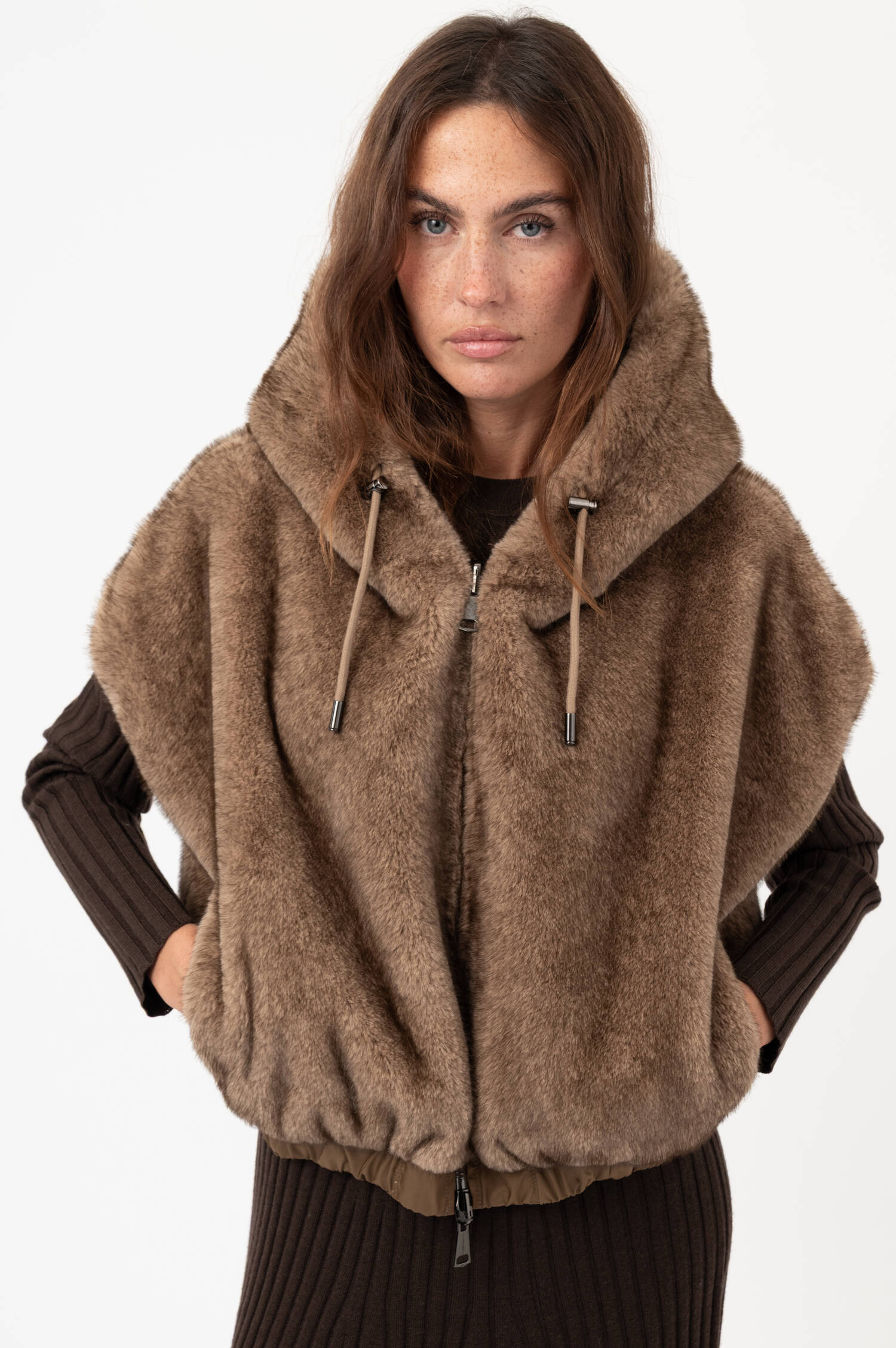 Faux-Fur-Gilet DUDU mit Kapuze in Beige Faux-Fur-Gilet DUDU mit Kapuze in Beige