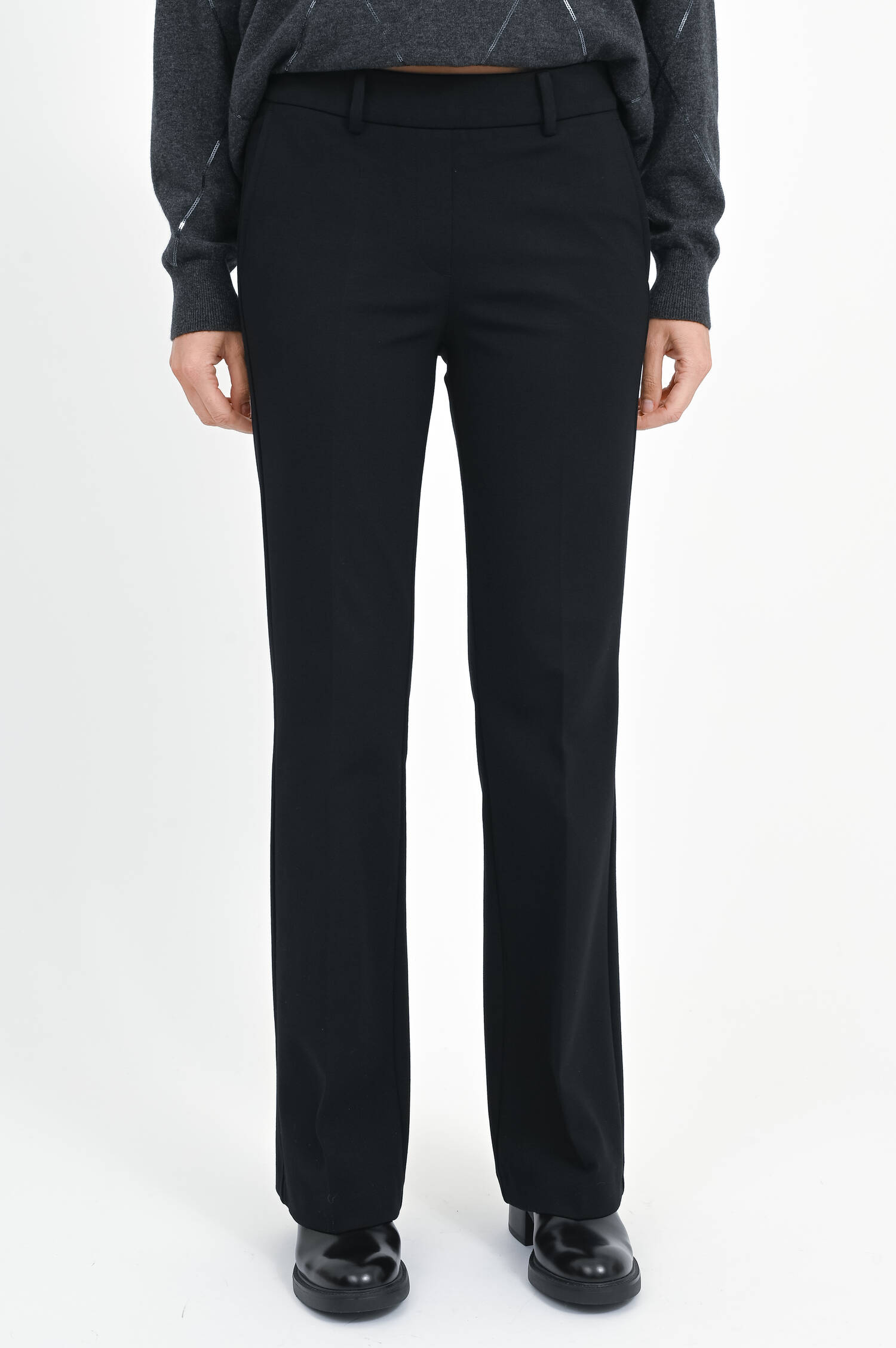 Straight-Leg-Hose mit Bügelfalten in Black 