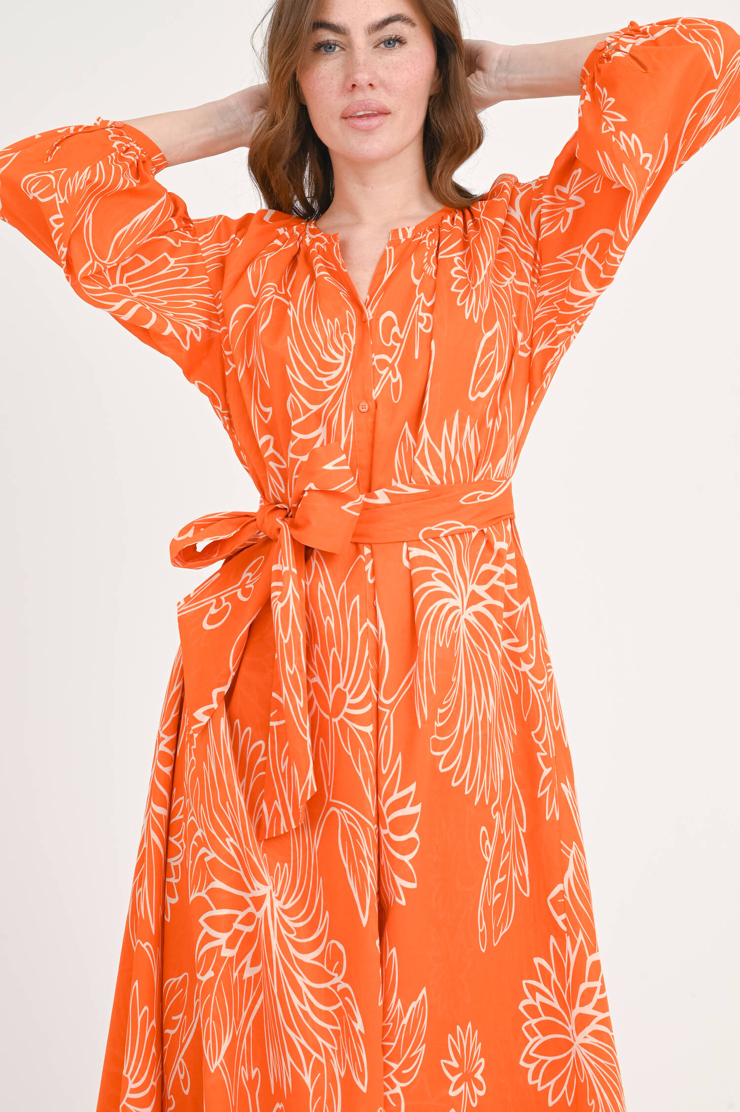 Maxi-Kleid AUA mit Blumenmuster in Orange/Weiß