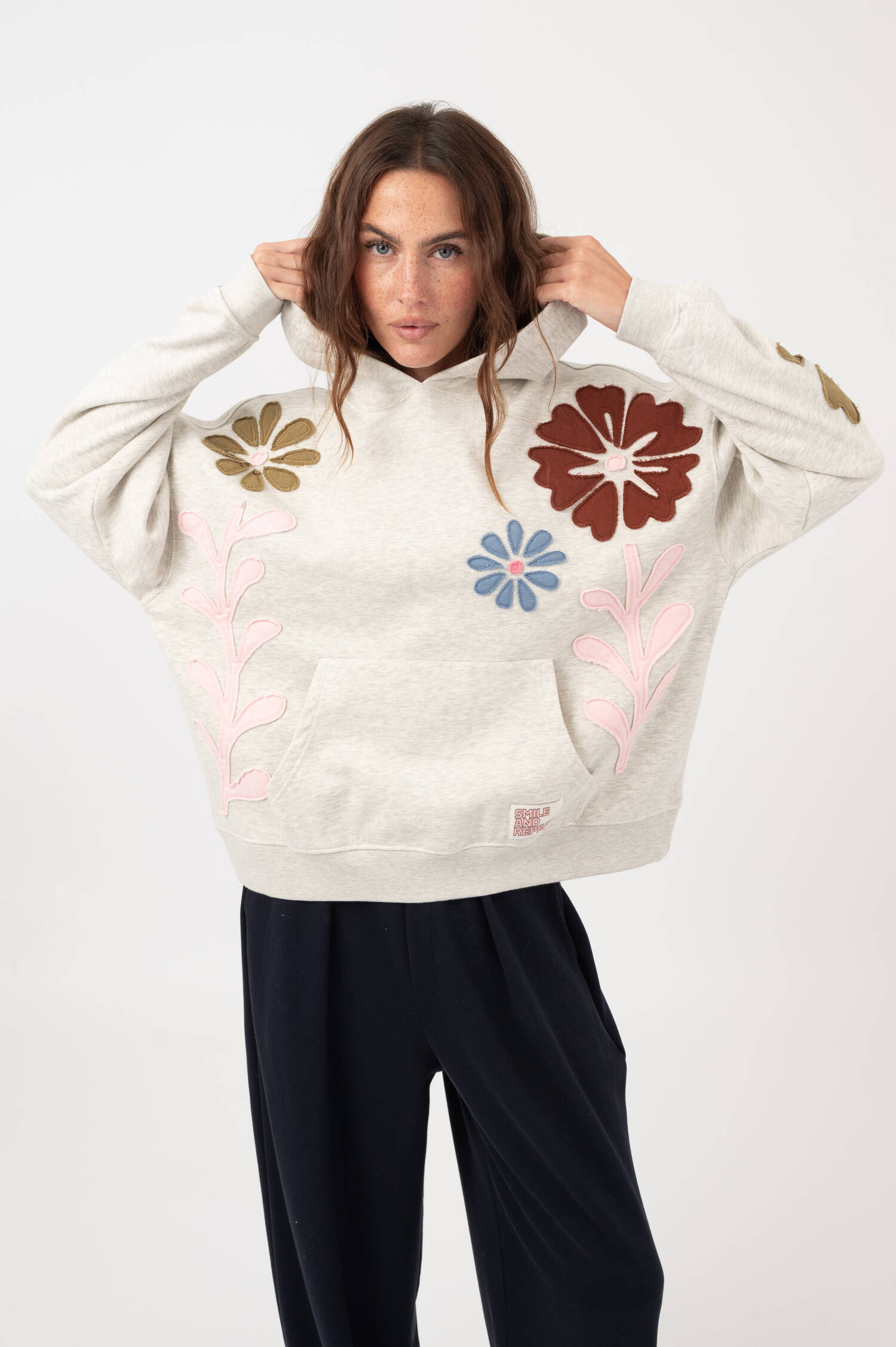 Hoodie mit Blumenstickerei in Grau meliert Hoodie mit Blumenstickerei in Grau meliert