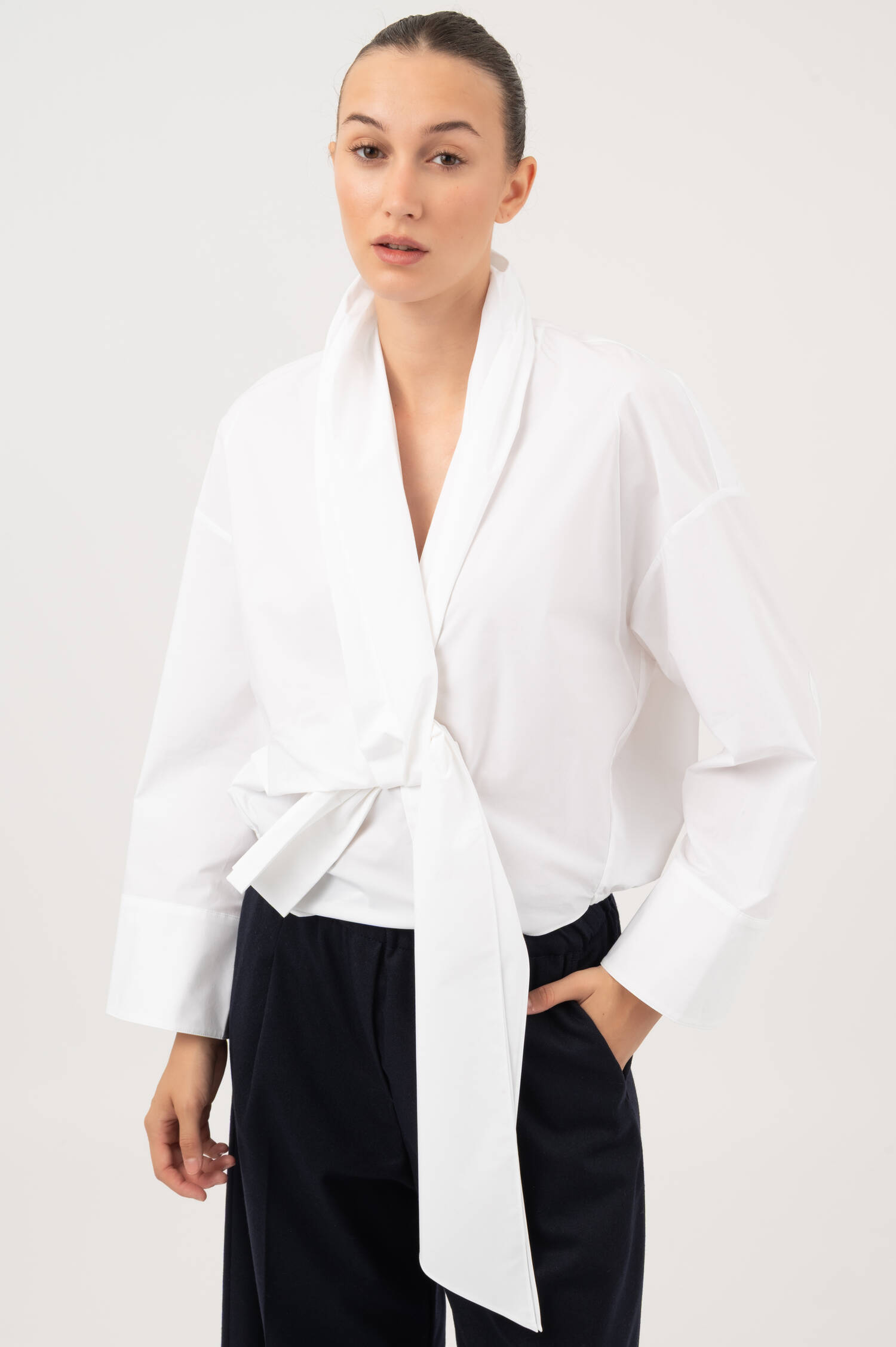 Popelin Bluse mit Knoten in Weiß
