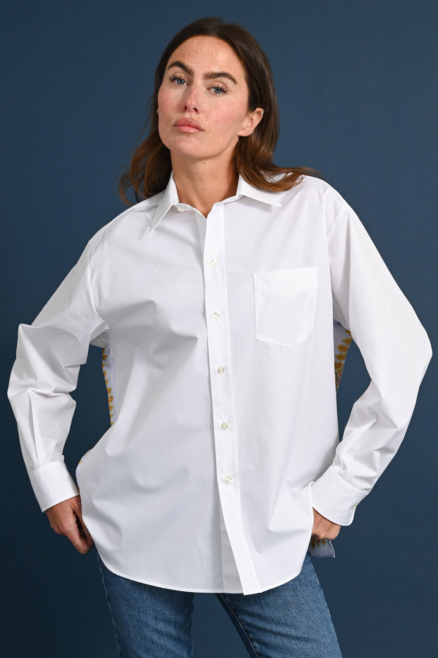 Bluse mit Seiden-Naturmotiv in Weiß