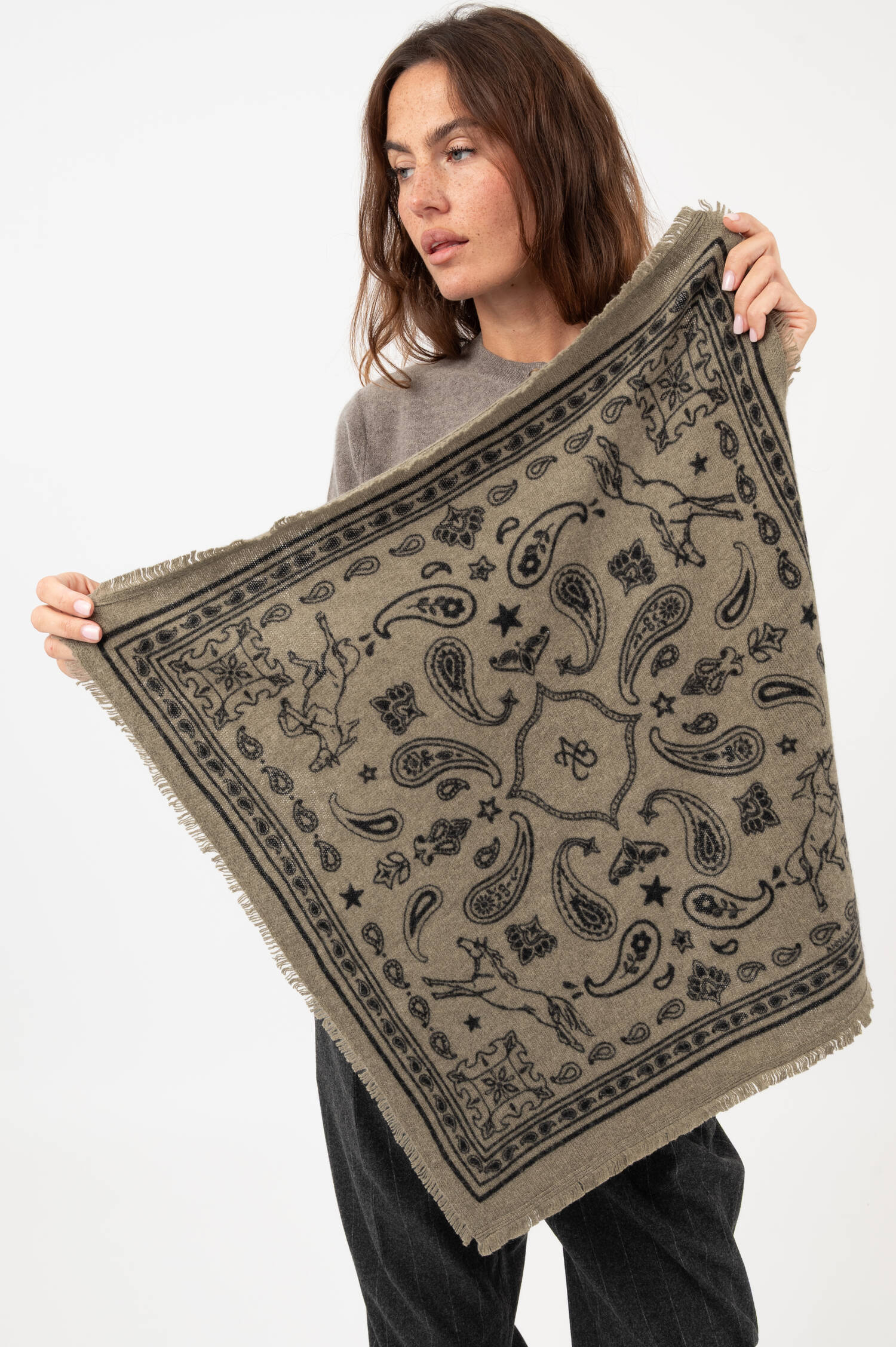 Cashmere-Tuch NELE in Oliv Cashmere-Tuch NELE in Oliv