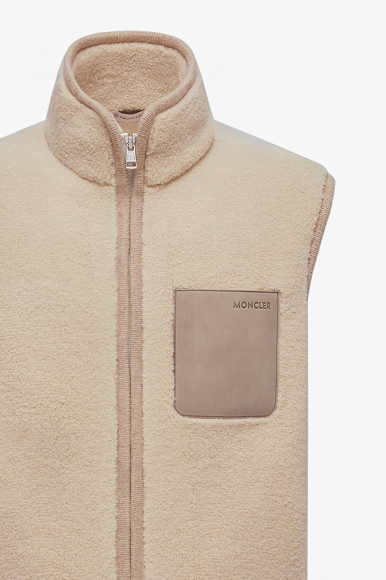 Teddy-Weste mit aufgesetzter Tasche in Beige Teddy-Weste mit aufgesetzter Tasche in Beige