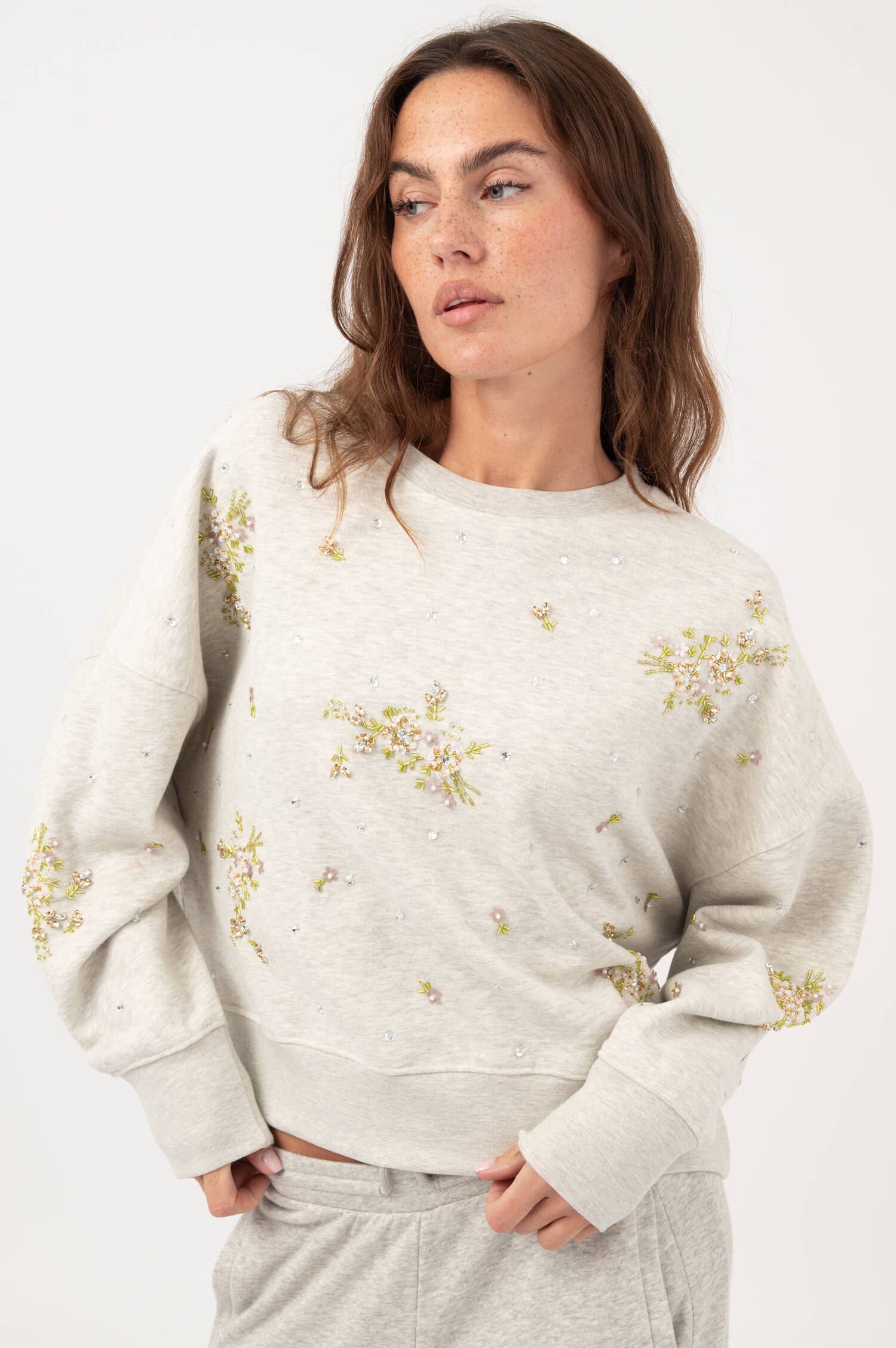 Sweater mit Blumen Applikation in Beige Sweater mit Blumen Applikation in Beige