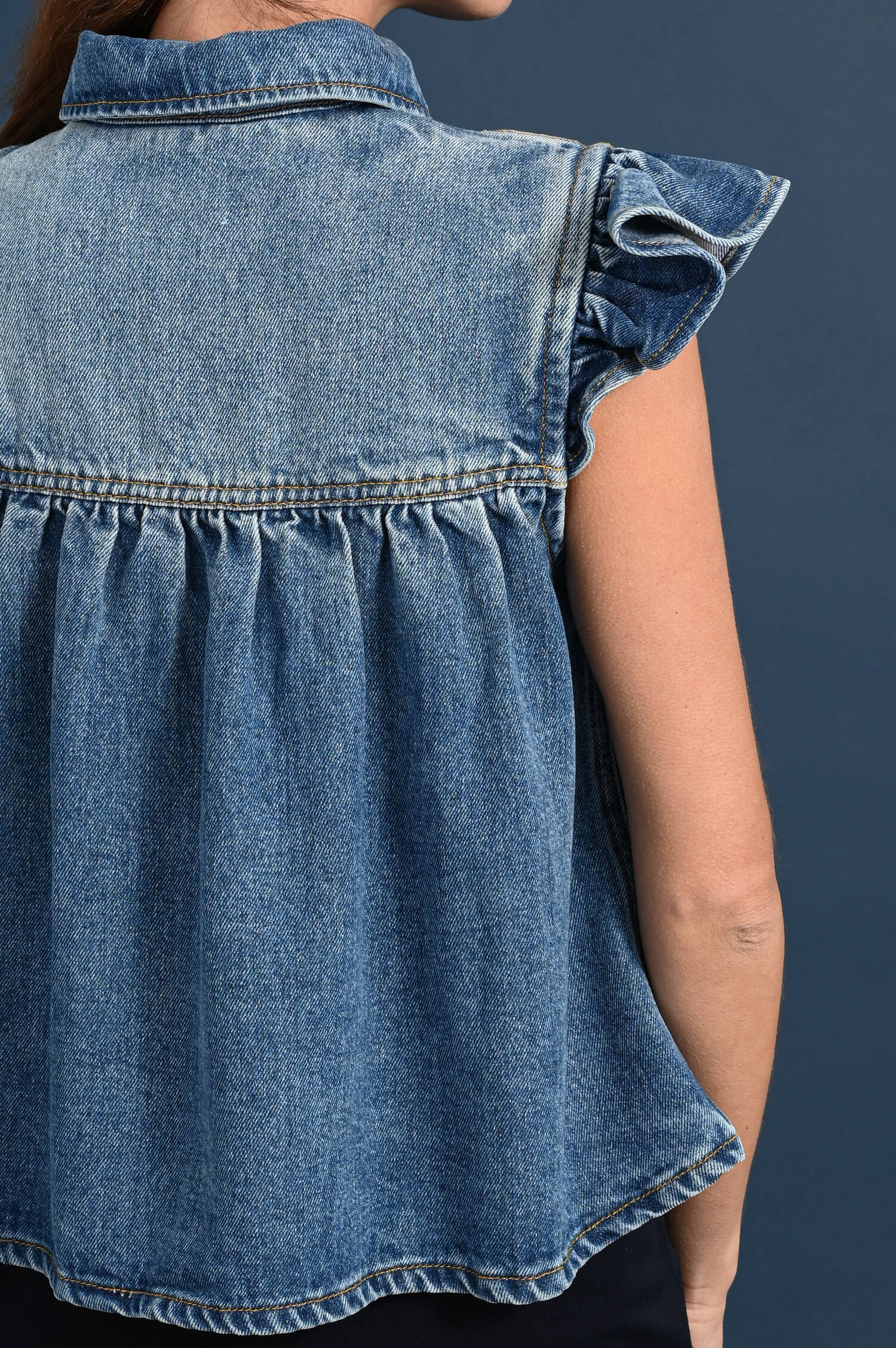 Denim Kurzarmbluse mit Volant-Ärmeln in Used Blue