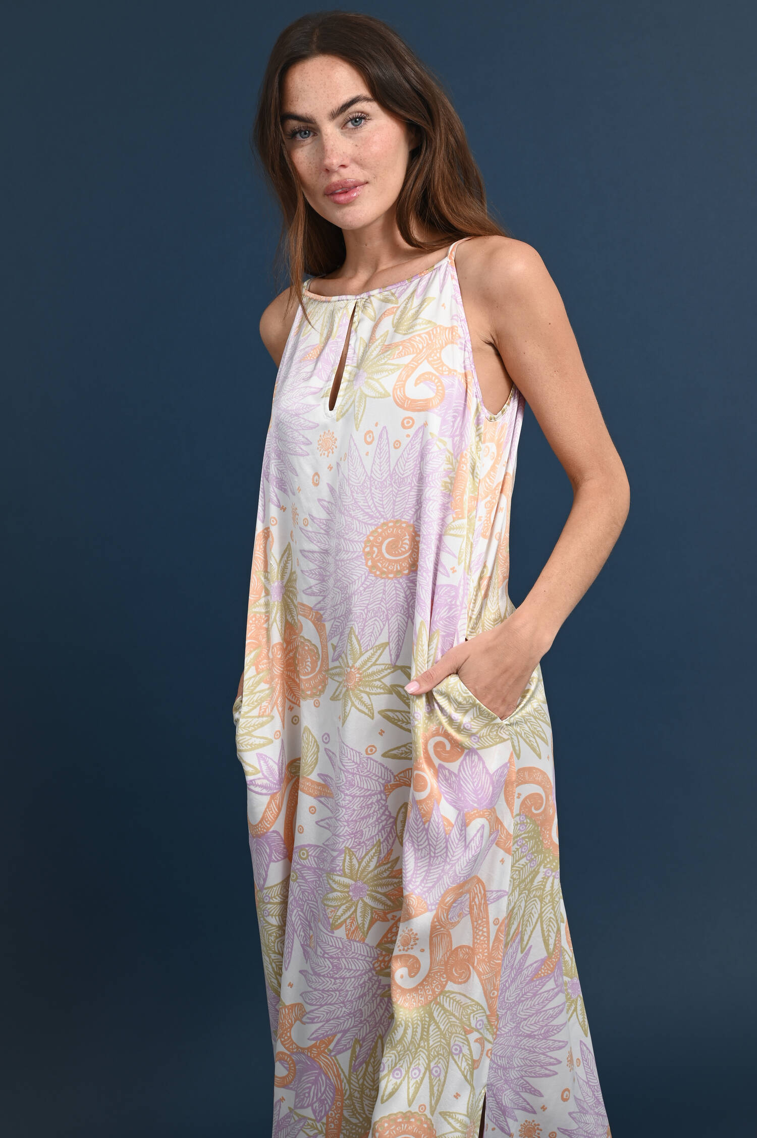 Seidenschlupfkleid mit Floralem Tropischen Print