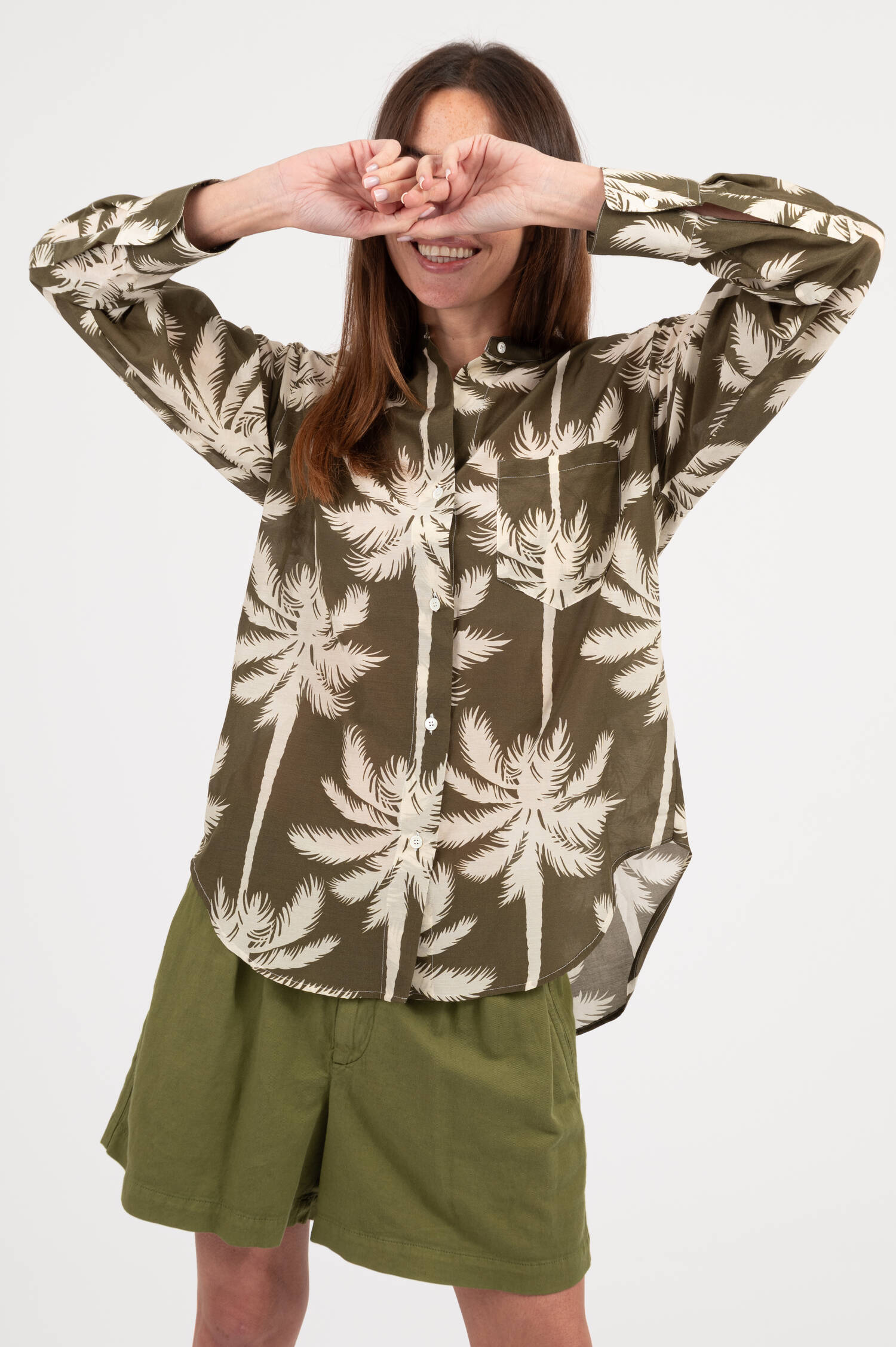 Bluse mit Palmen-Print in Olivgrün