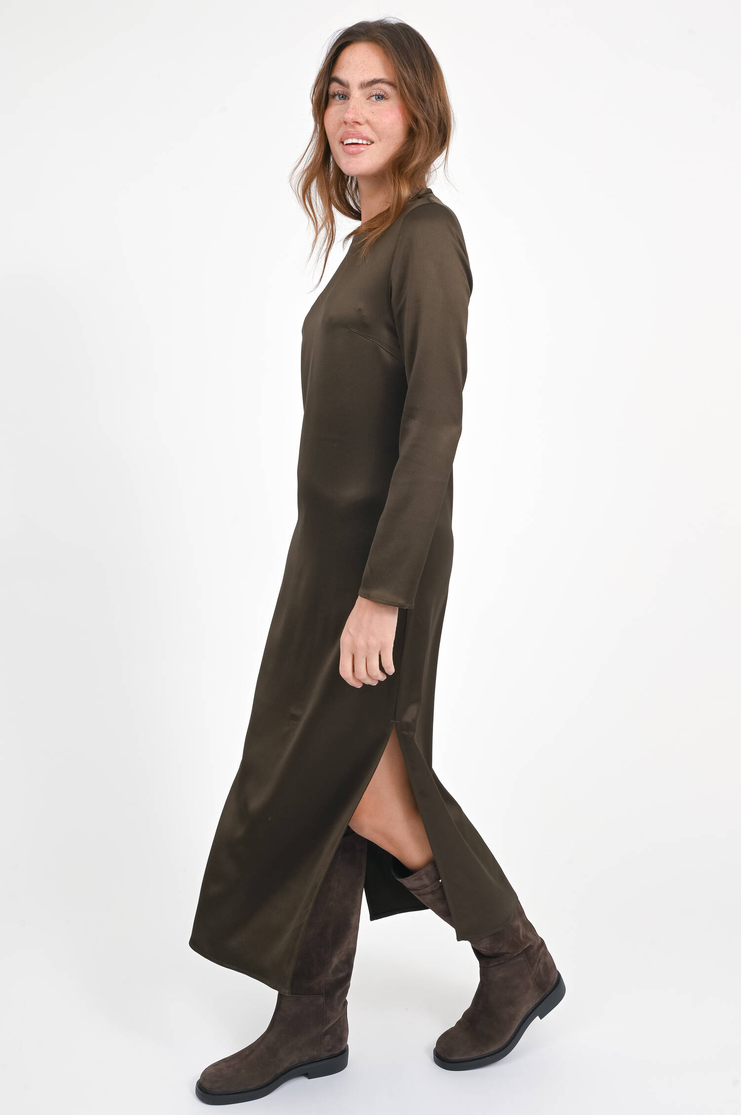 Satinkleid mit seitlichen Schlitzen in Schlammgrün Satinkleid mit seitlichen Schlitzen in Schlammgrün