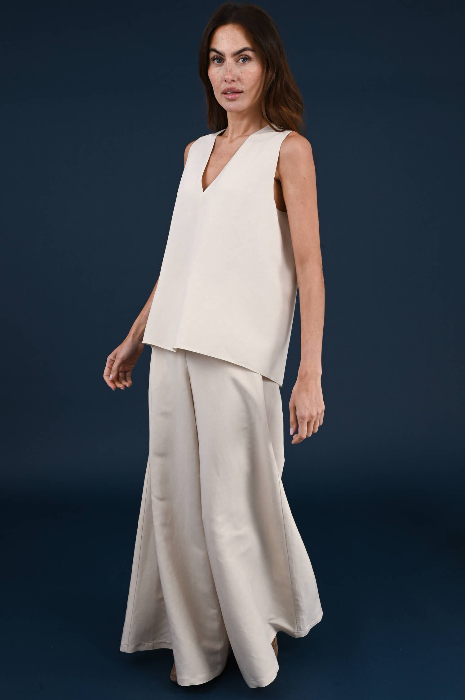 Ärmelloses Top mit V-Neck in Gessobeige