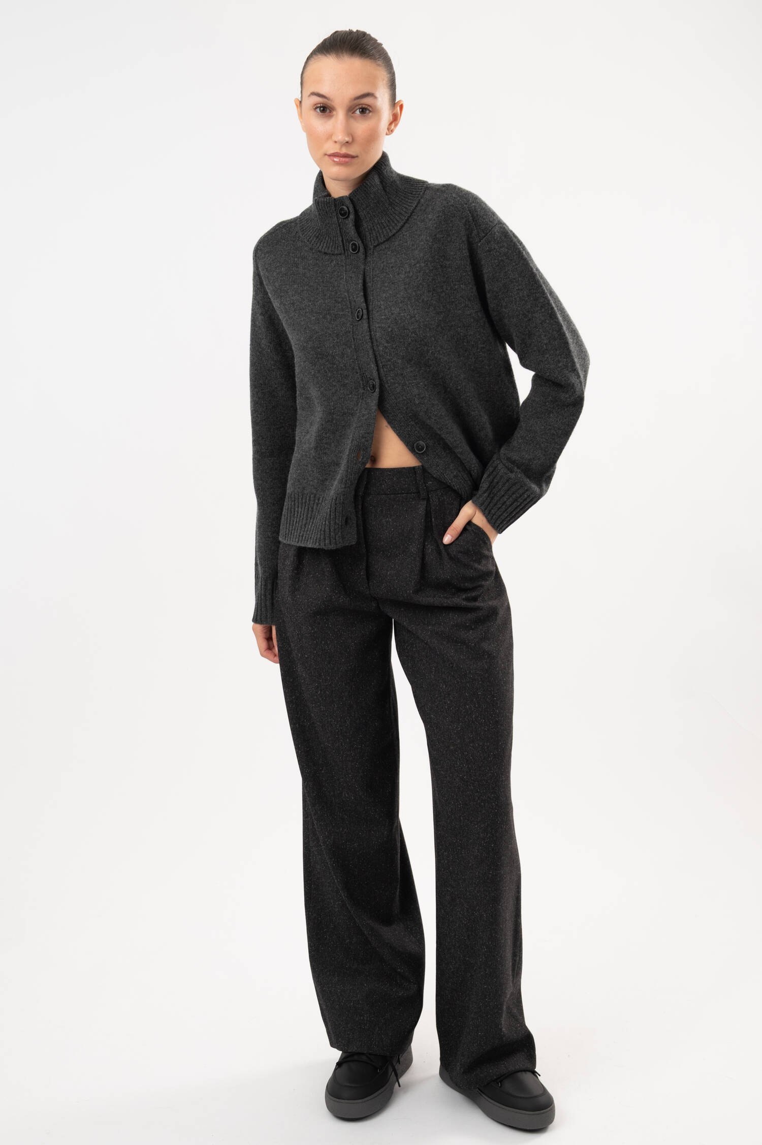 Woll-Strickjacke mit Rollkragen in Grau meliert
