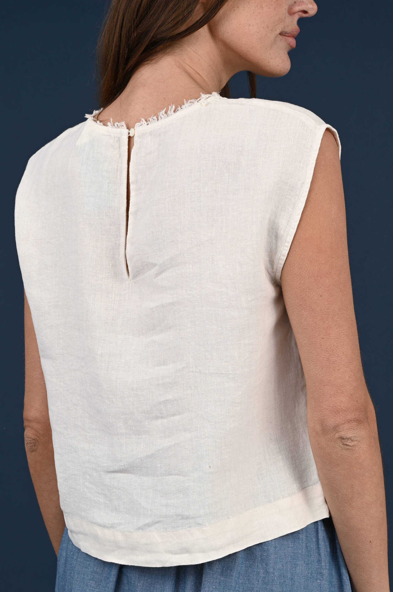 Leinentop mit gefranstem Neck in Shellbeige