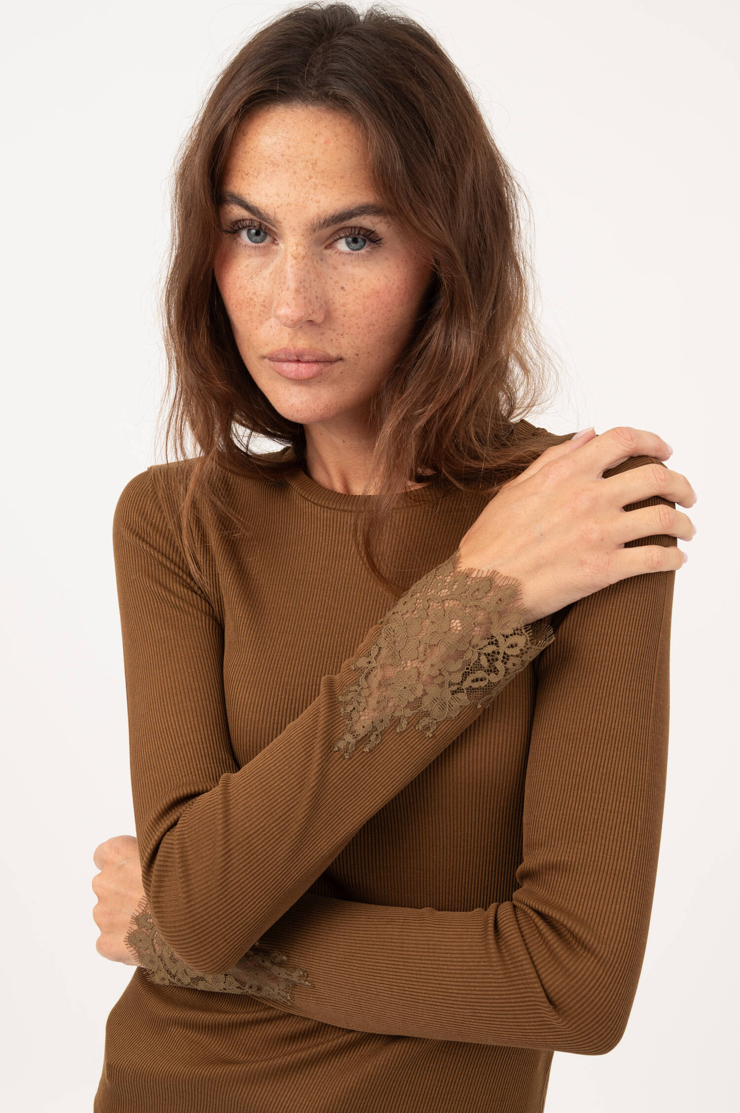 Langarm-Rippstrickshirt mit Spitze in Braun