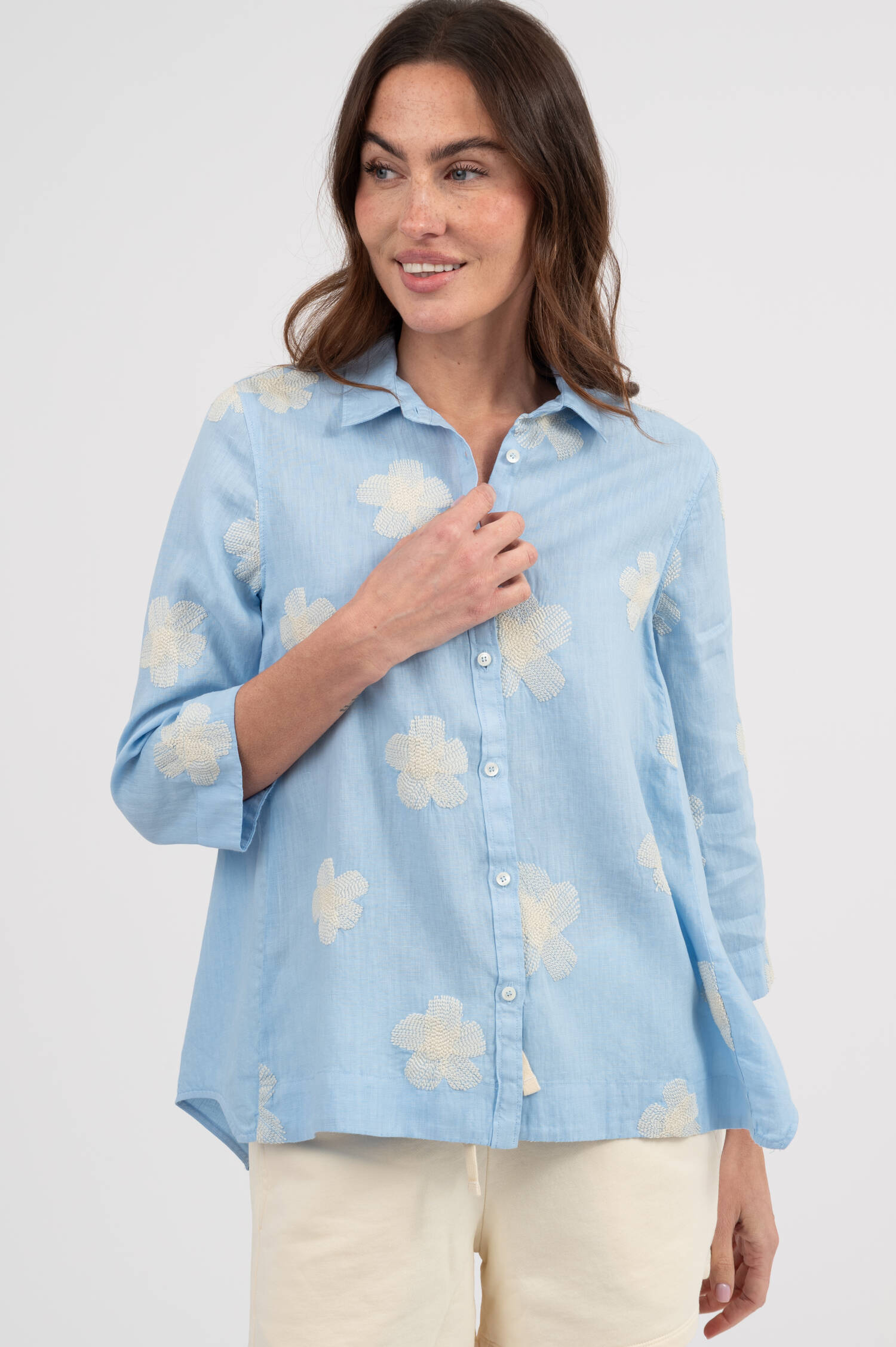 Bluse mit Blumen-Stick in Hellblau Bluse mit Blumen-Stick in Hellblau