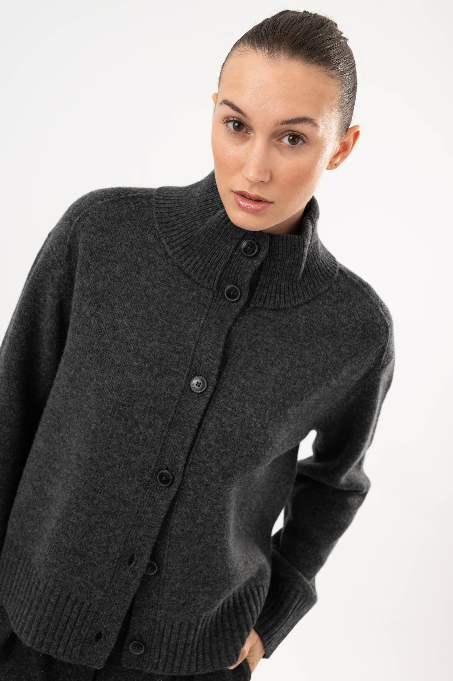 Woll-Strickjacke mit Rollkragen in Grau meliert
