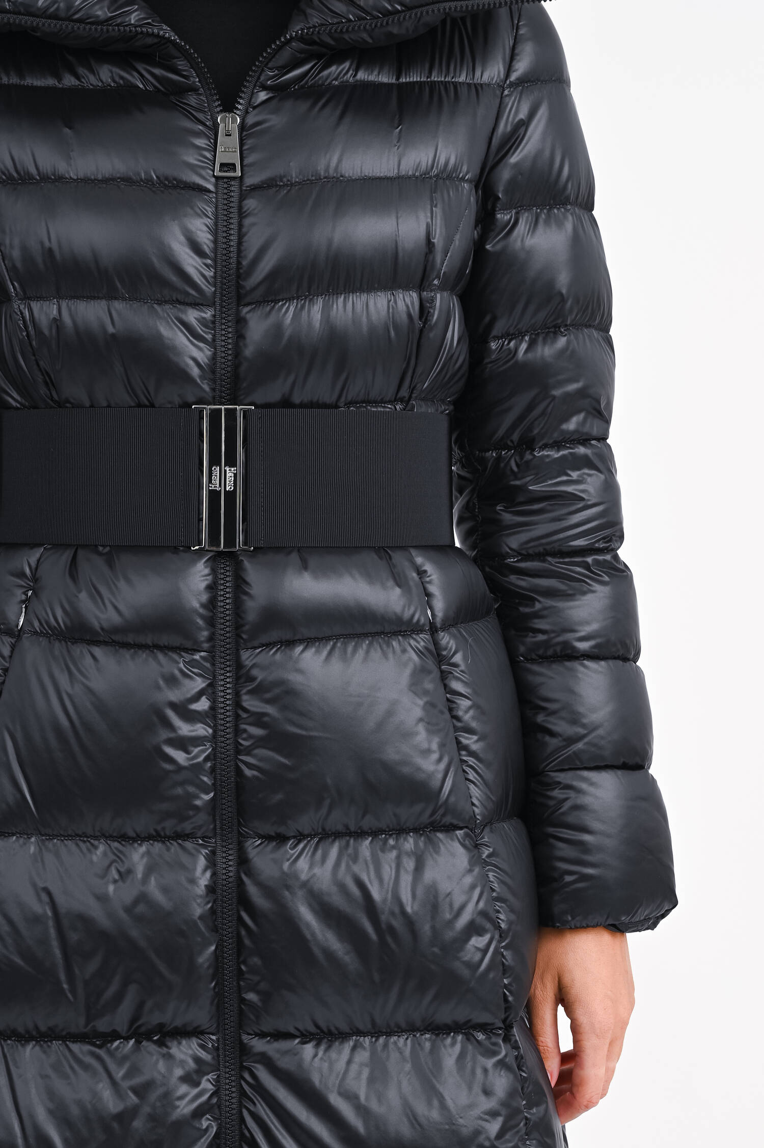 Daunenmantel mit Gürtel in Schwarz