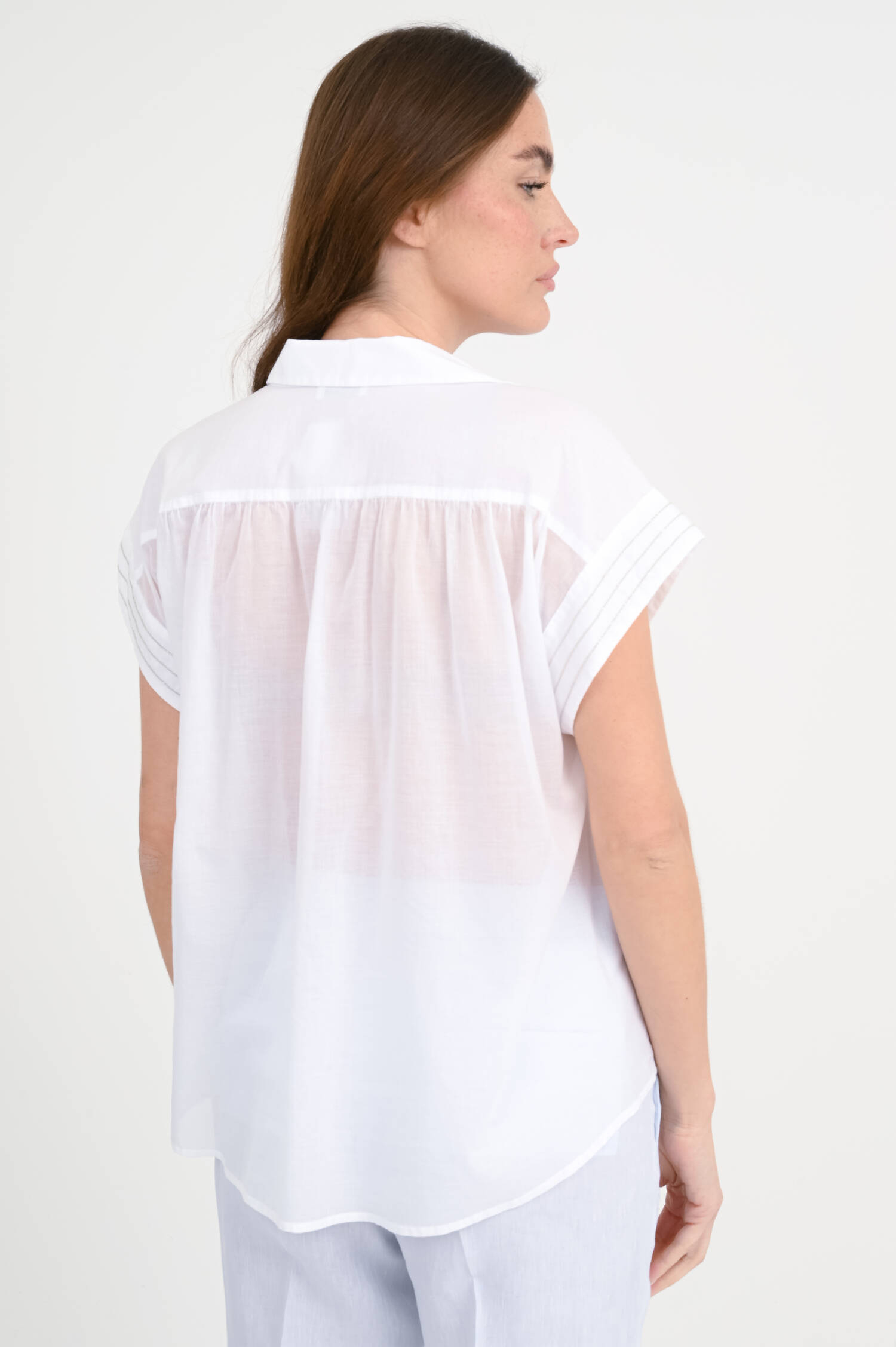 Kurzarm-Bluse mit Perlen-Details in Weiß Kurzarm-Bluse mit Perlen-Details in Weiß