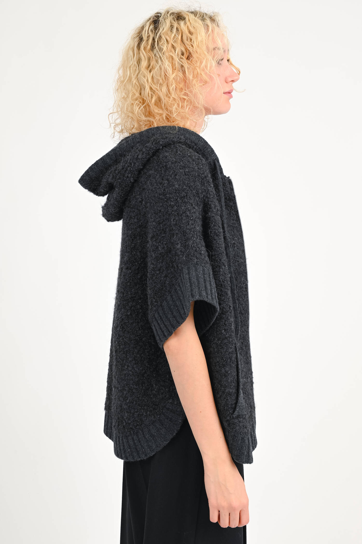 Boxy Strickweste mit Kapuze in Anthrazit Boxy Strickweste mit Kapuze in Anthrazit