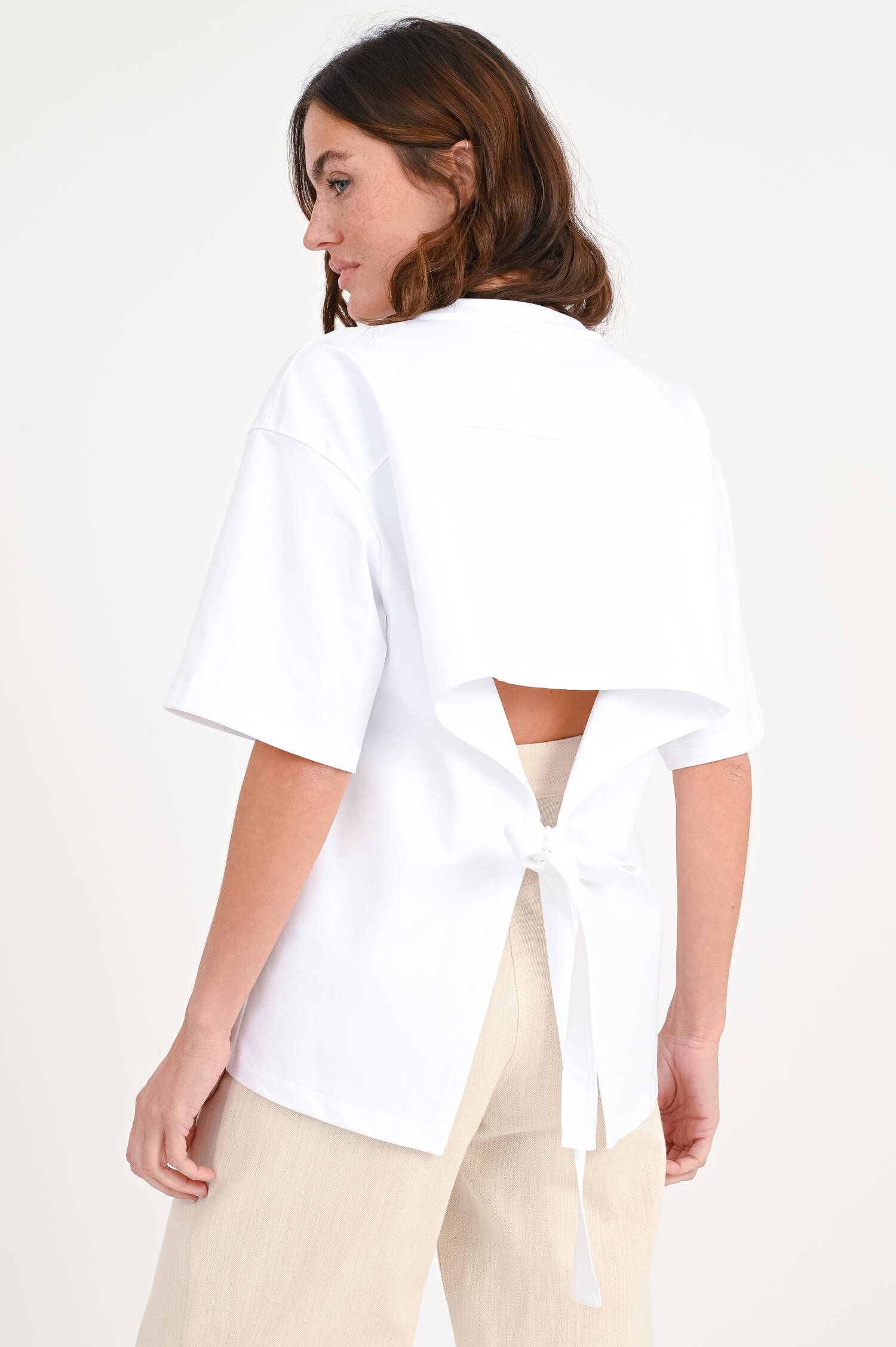 T-Shirt aus Baumwolle mit offenem Rücken in Weiß