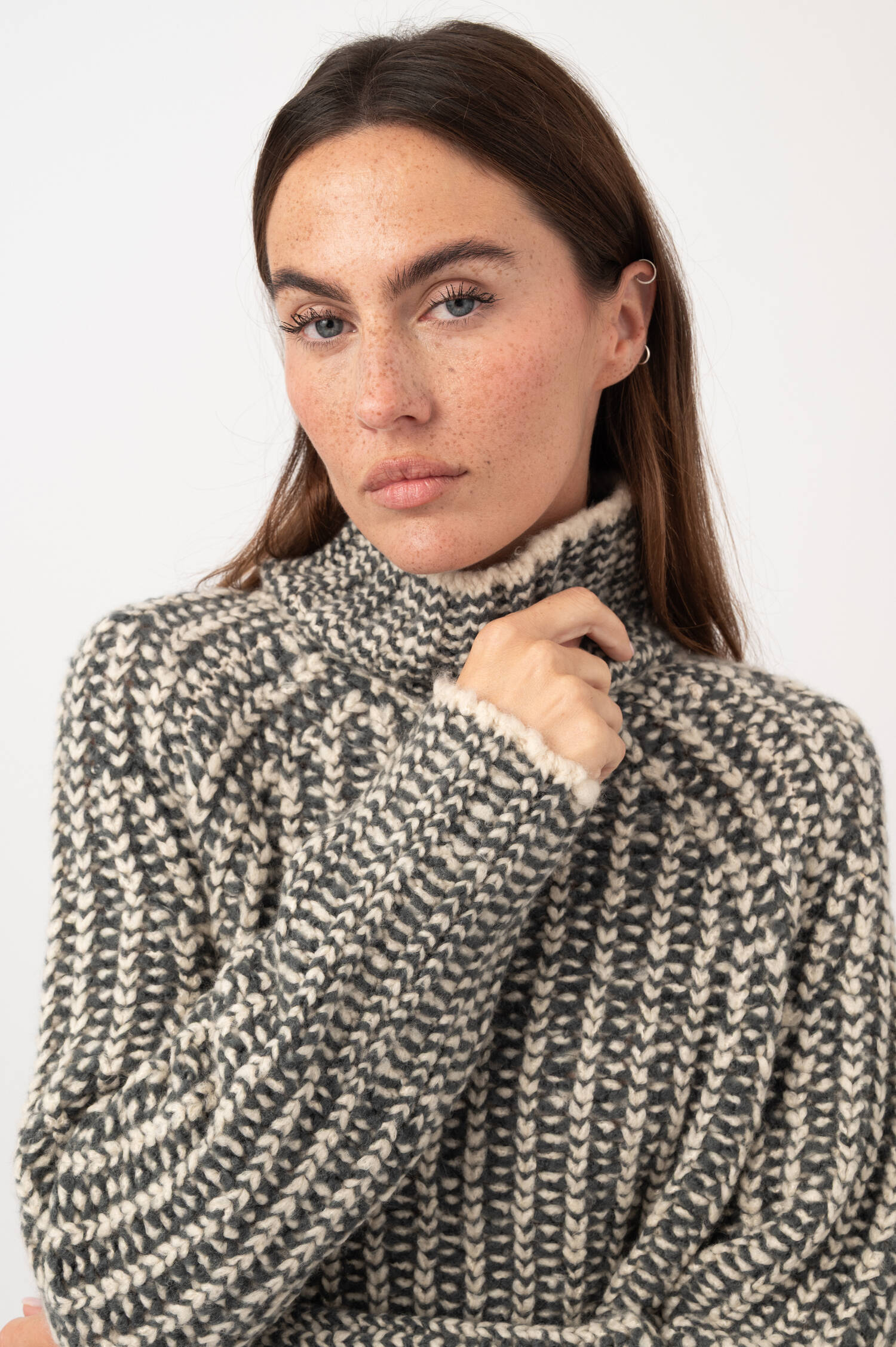 Cashmere-Pullover mit Strehkragen in Blau/Beige