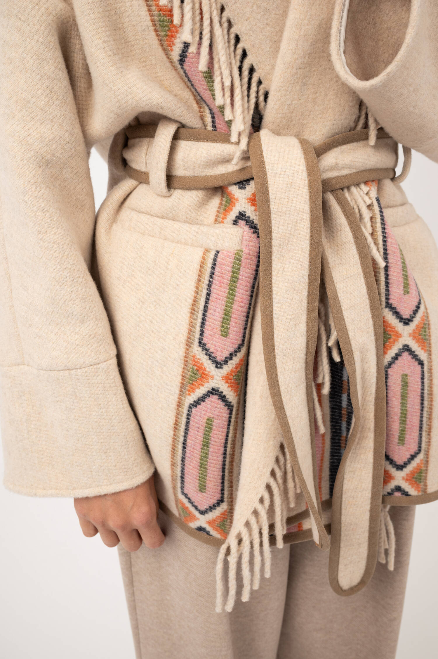 Woll-Mix-Ethno-Mantel mit Fransen in Beige Woll-Mix-Ethno-Mantel mit Fransen in Beige