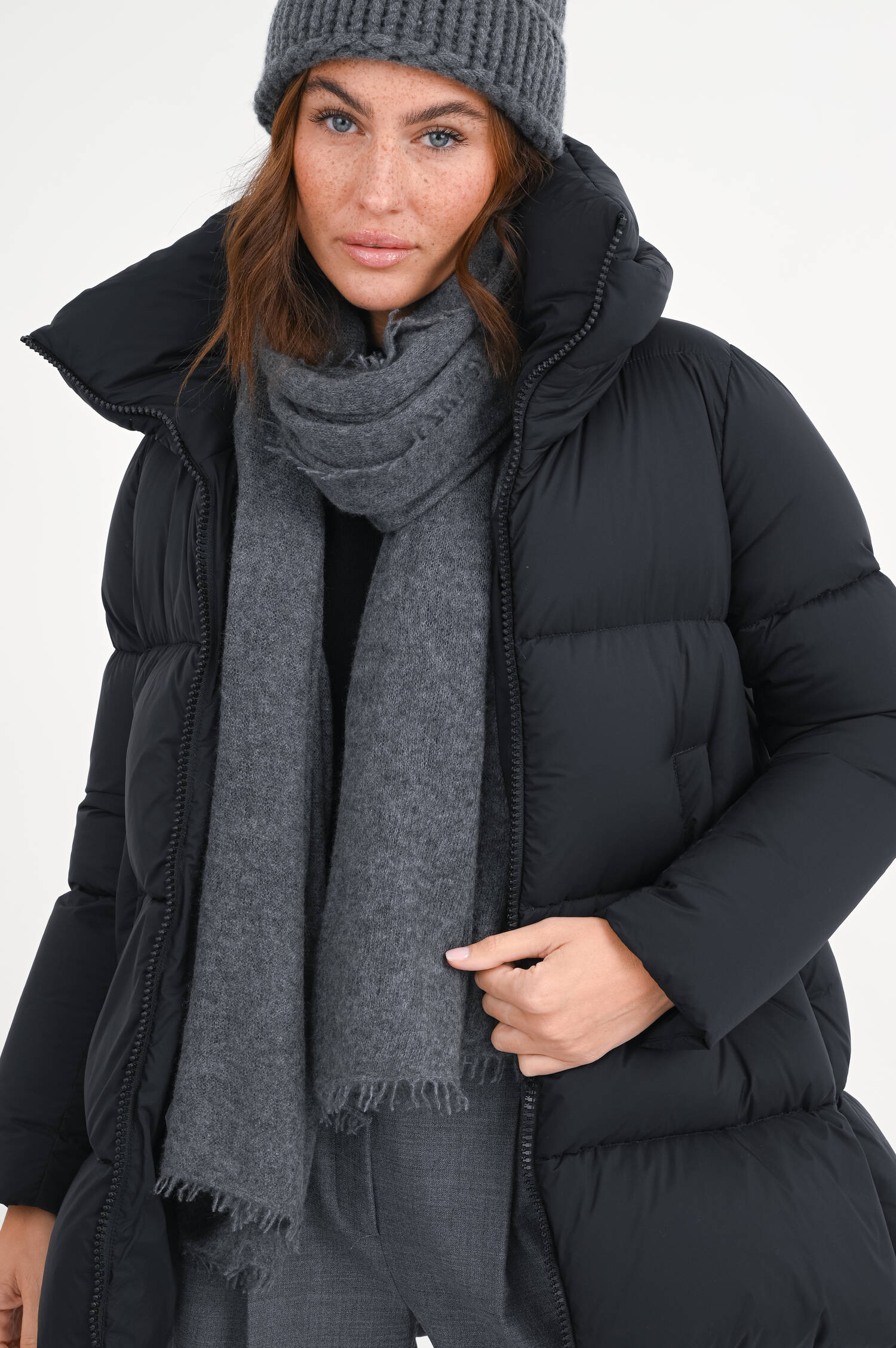 Daunenjacke mit Stehkragen in Schwarz