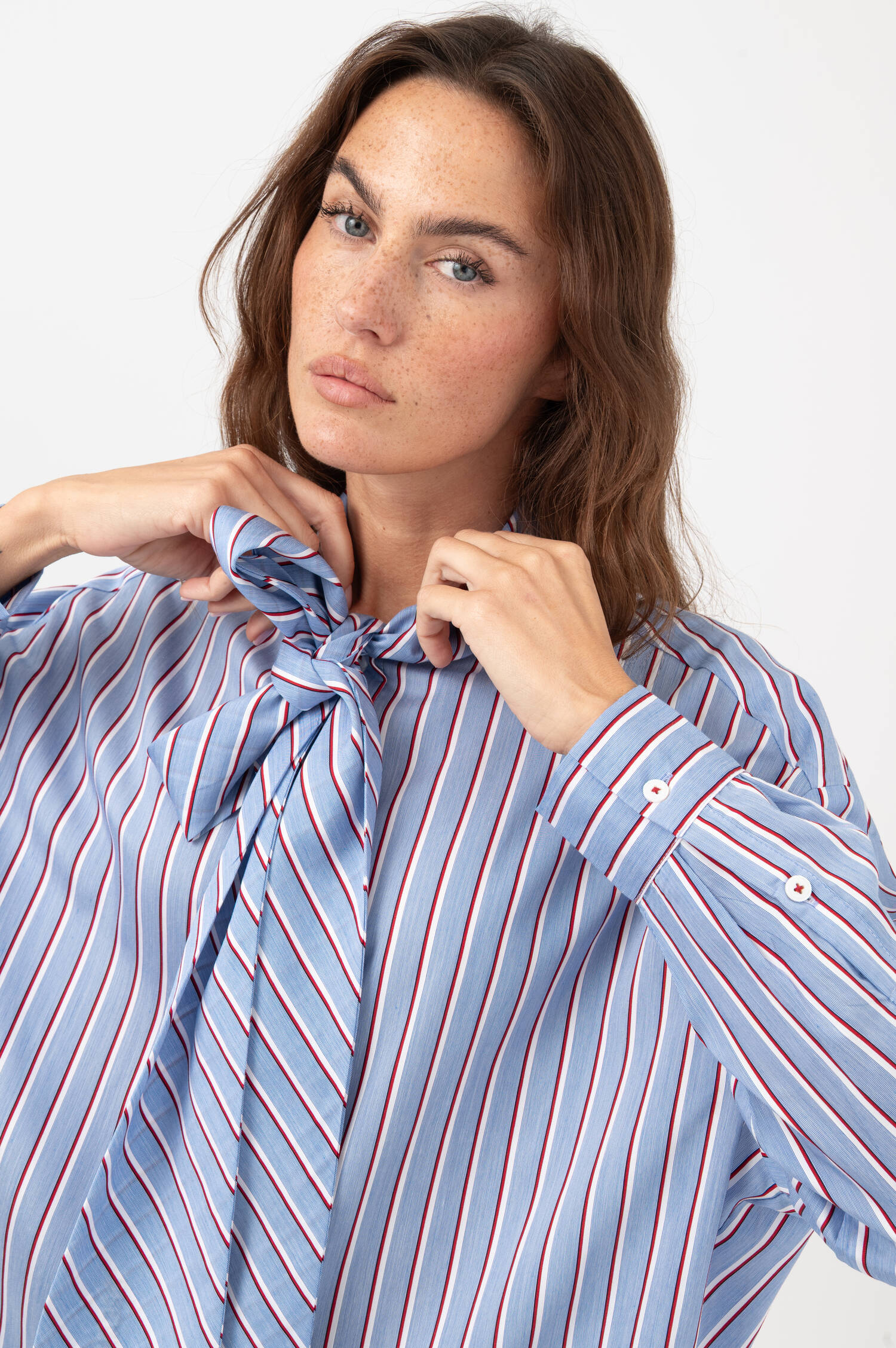 Bluse DREAM mit Schluppe in Blau/Weiß/Rot Bluse DREAM mit Schluppe in Blau/Weiß/Rot
