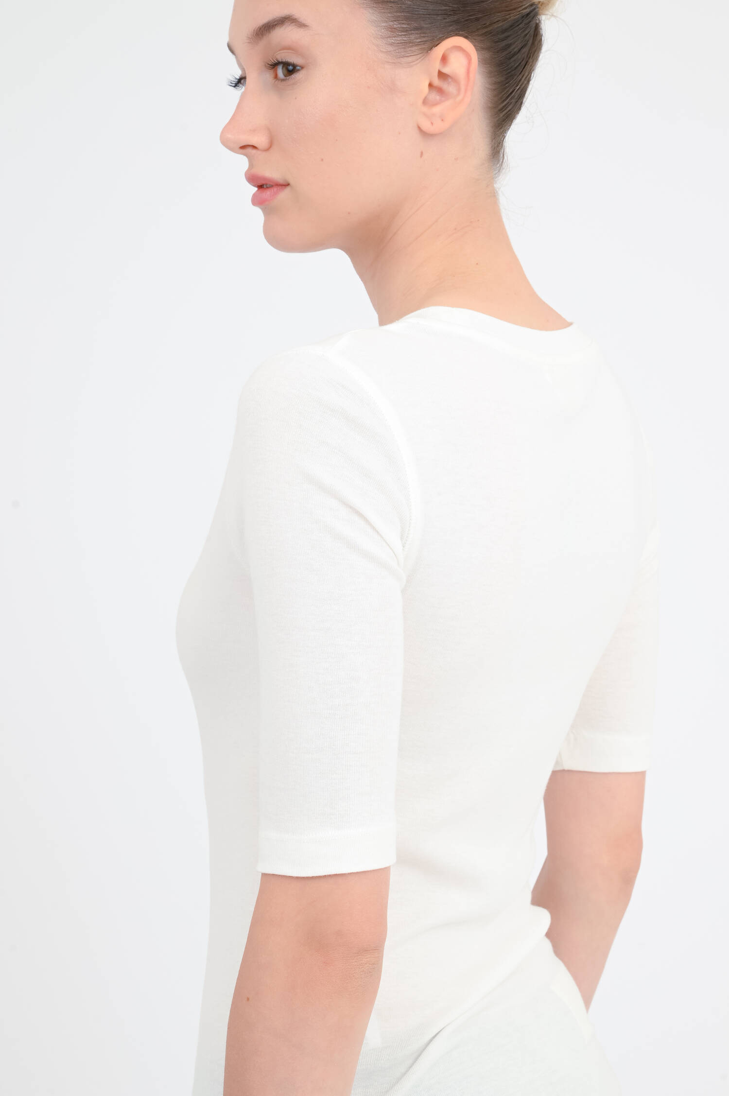 Basic Shirt mit tiefen Rundhalsauschnitt in Ivory