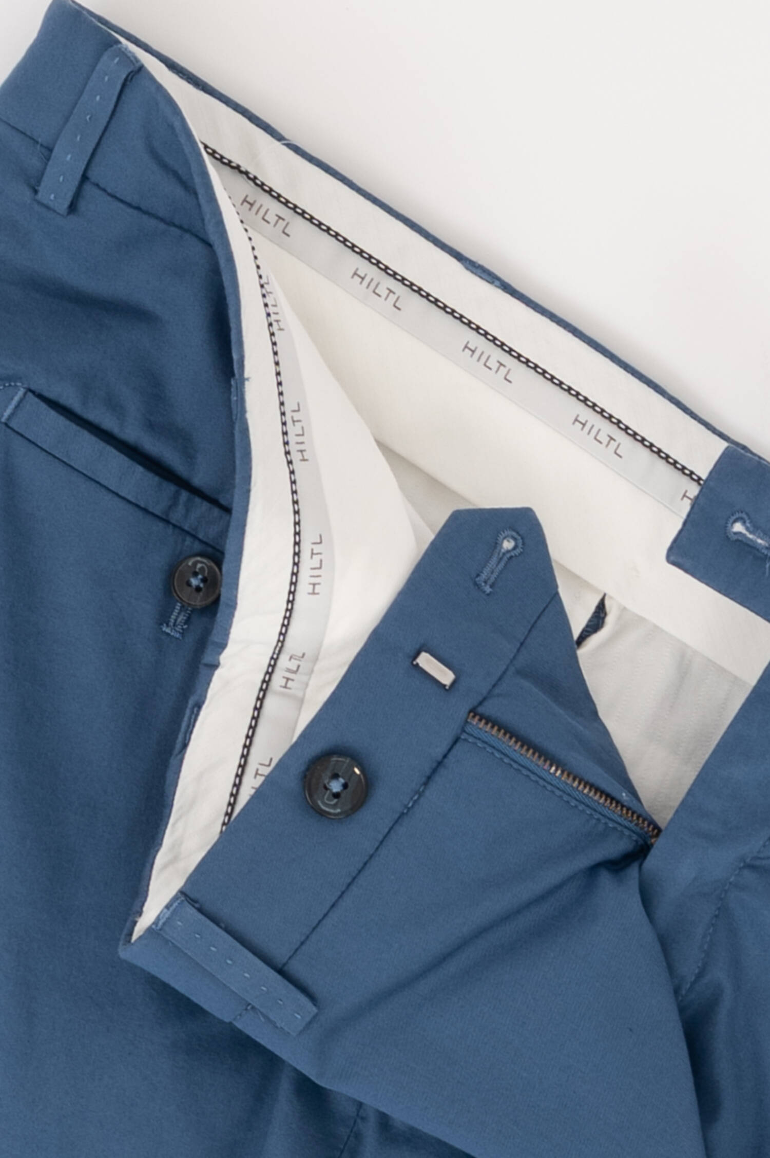 Leichte Chino TILO in Blau