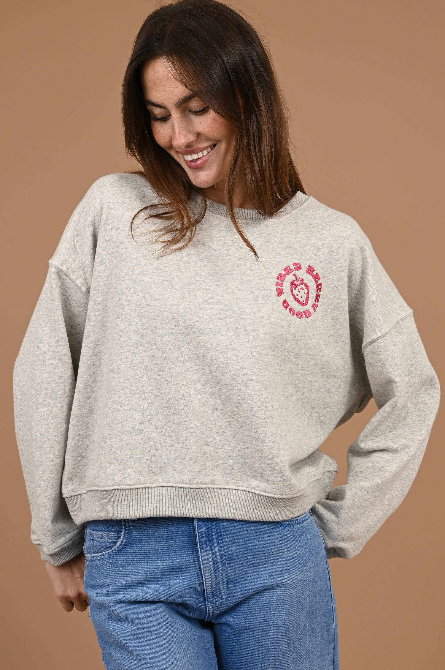 Sweater BERRY VIBES in Lightgrau