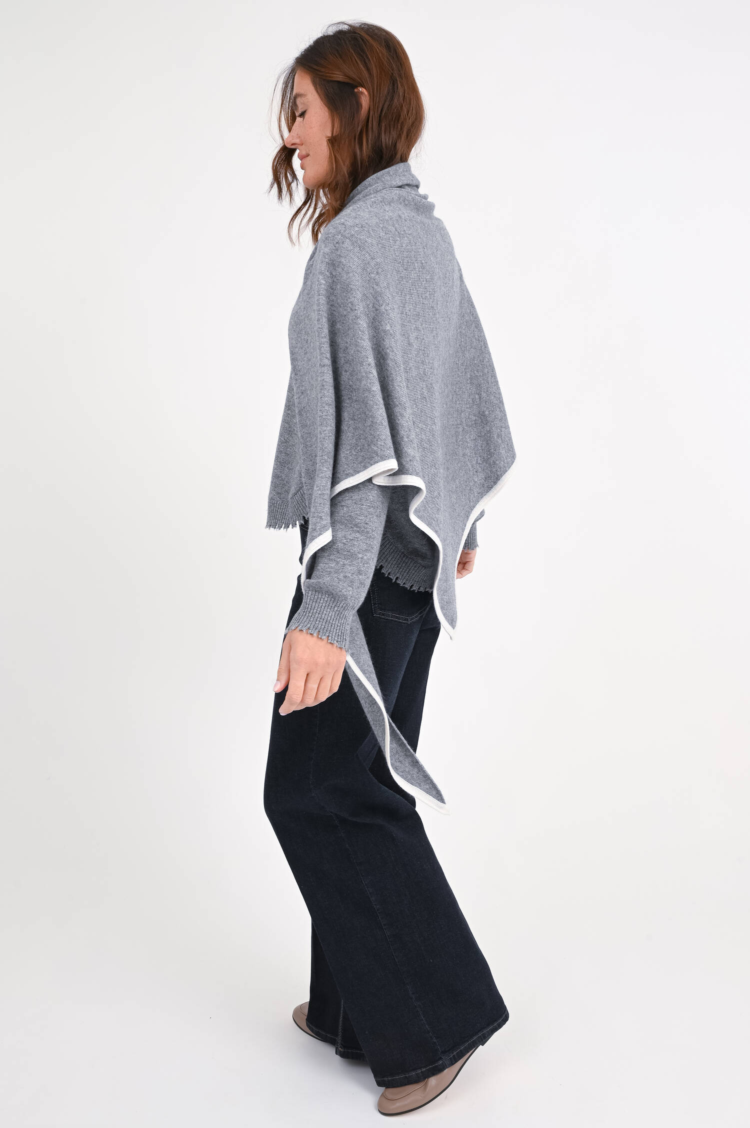 Poncho mit Kontrastfarbe in Grau