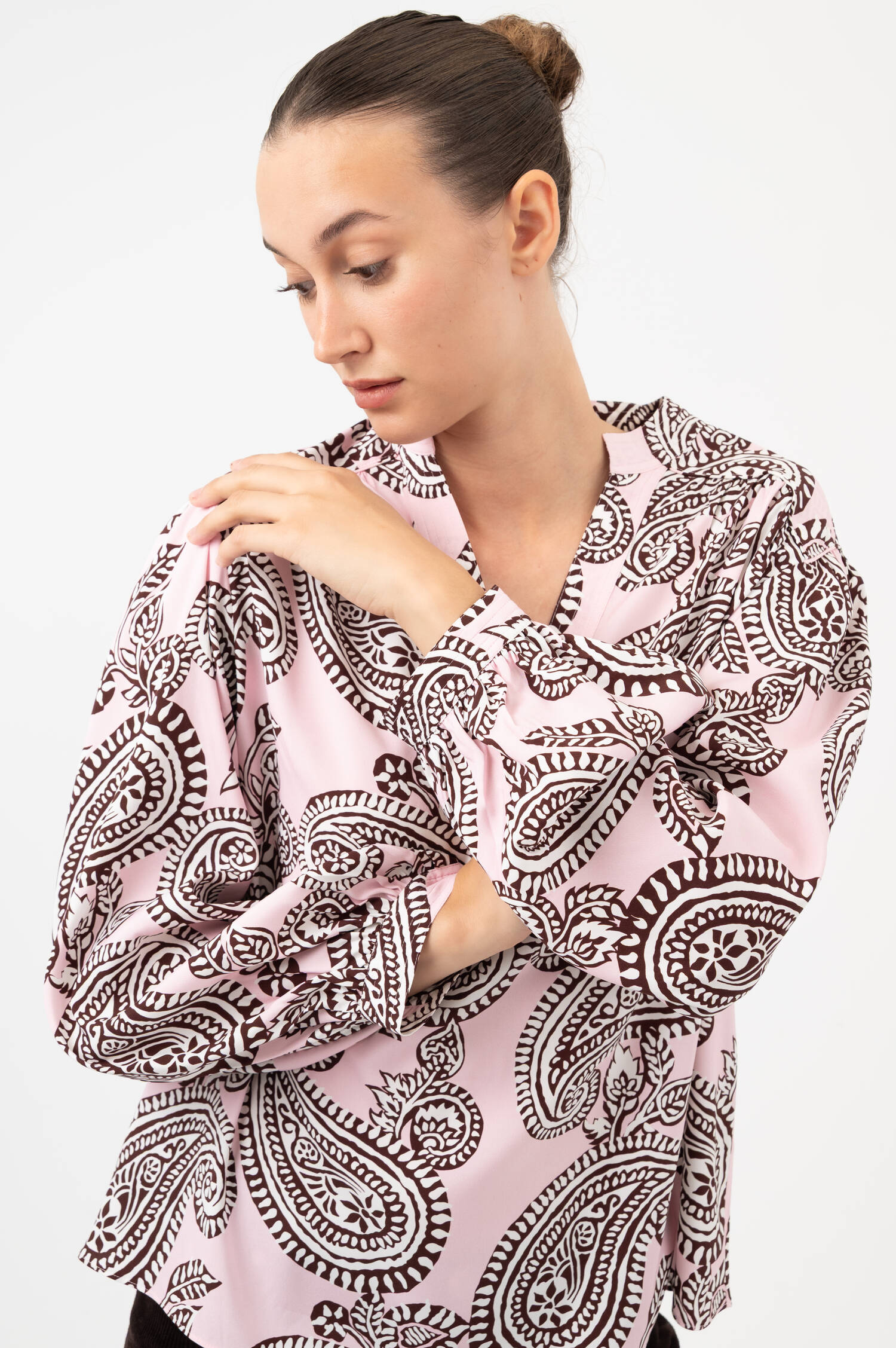 Seiden-Bluse mit Paisley-Print in Rosa