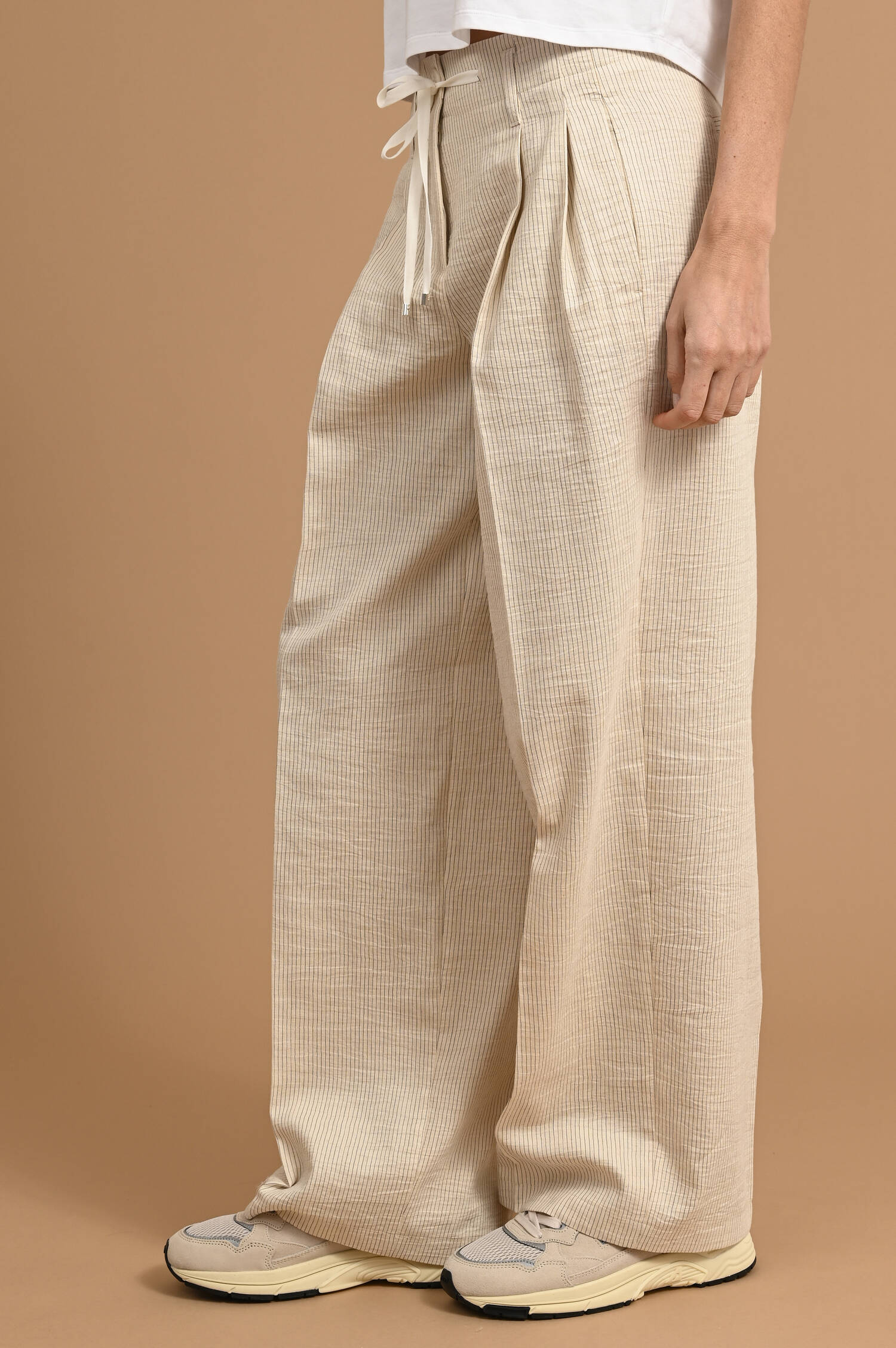 Wide-Leg Bundfaltenhose ADDISON in Beige/Schwarz