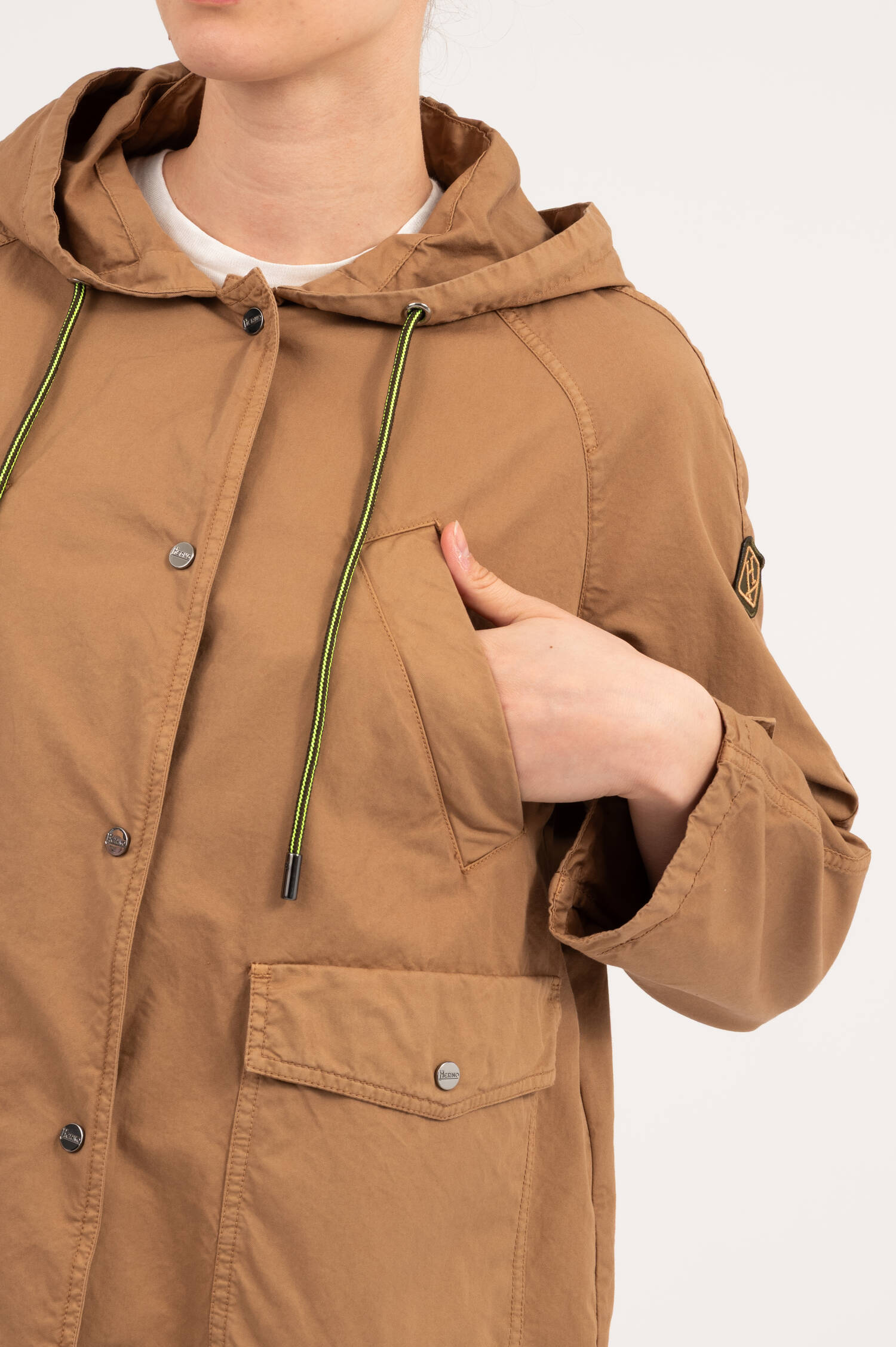 Kurzer Parka mit Kapuze in Camelbraun