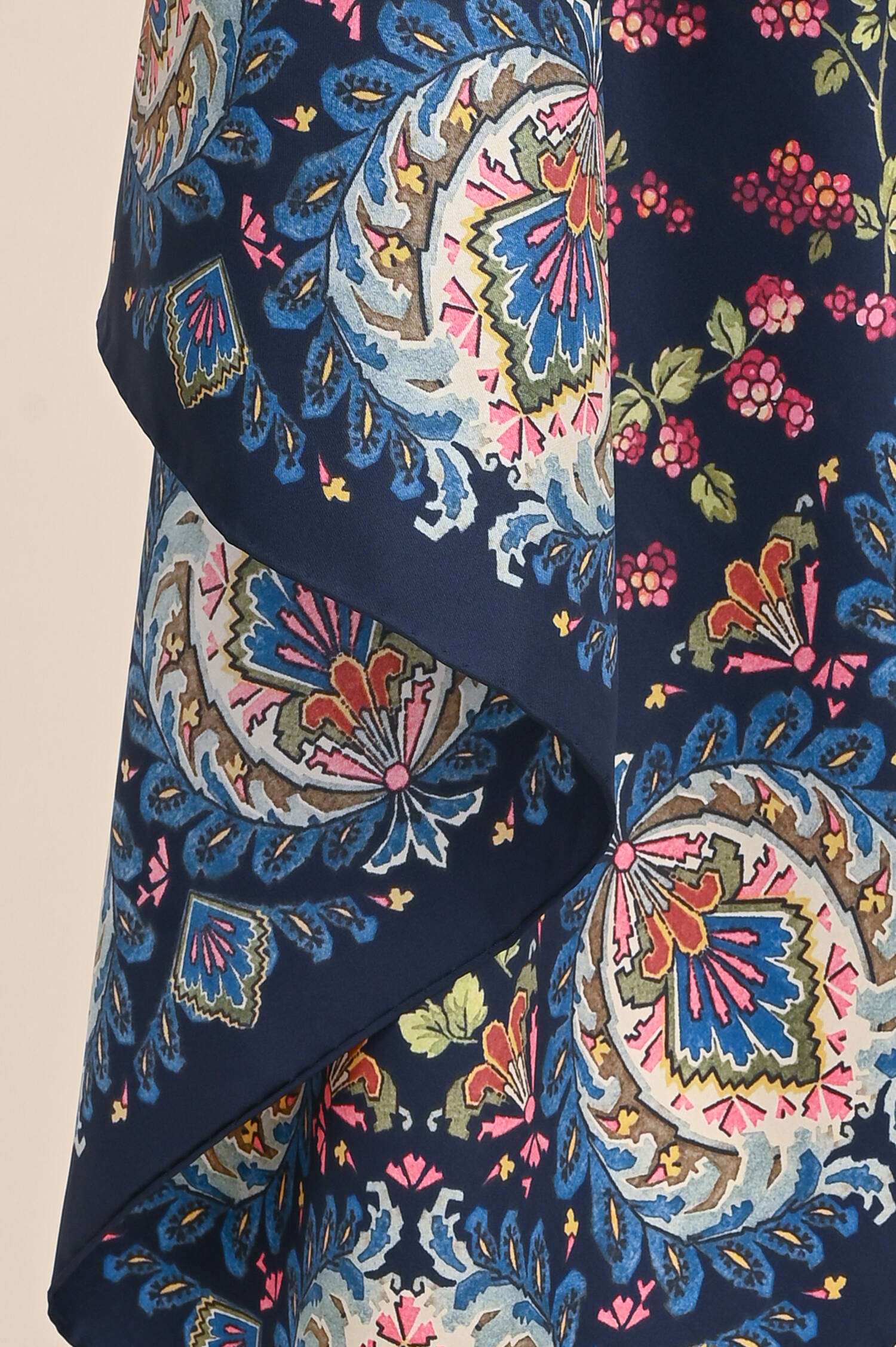 Seidentuch mit Allover Muster in Multicolor Seidentuch mit Allover Muster in Multicolor