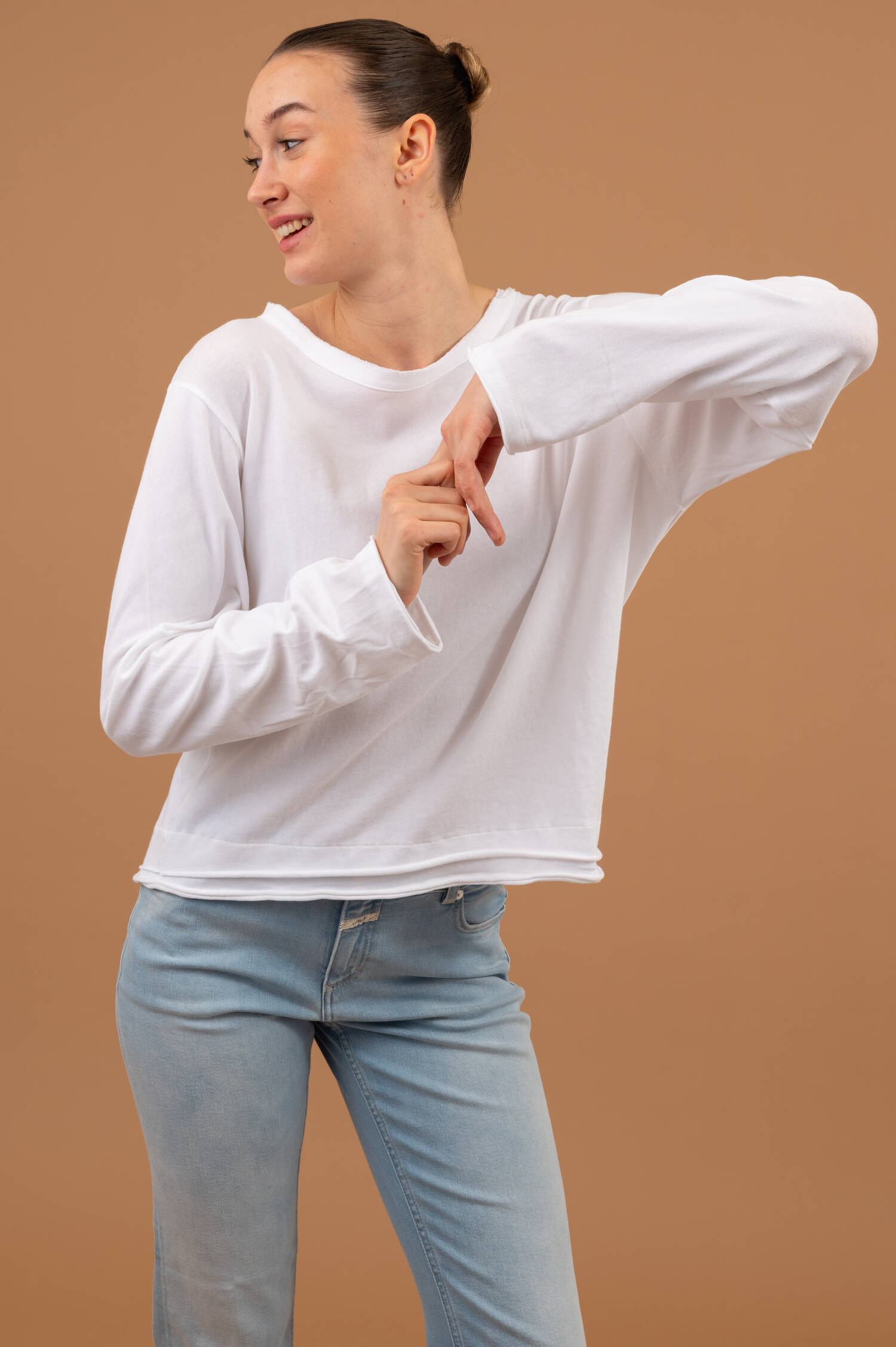 Shirt MAYBELL mit Rollkantensaum in Weiß