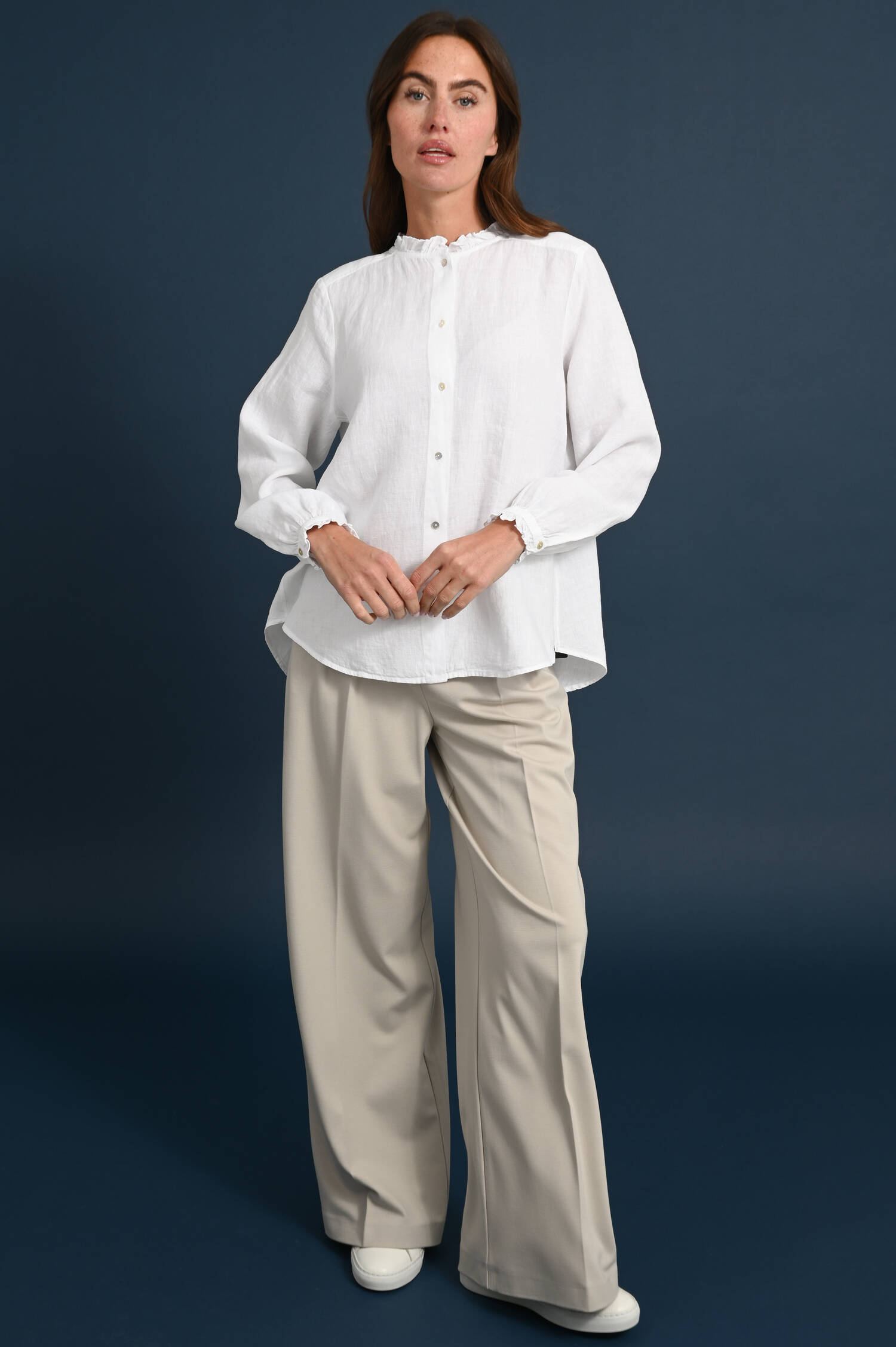 Leinenbluse mit Rüschenkragen in Weiß