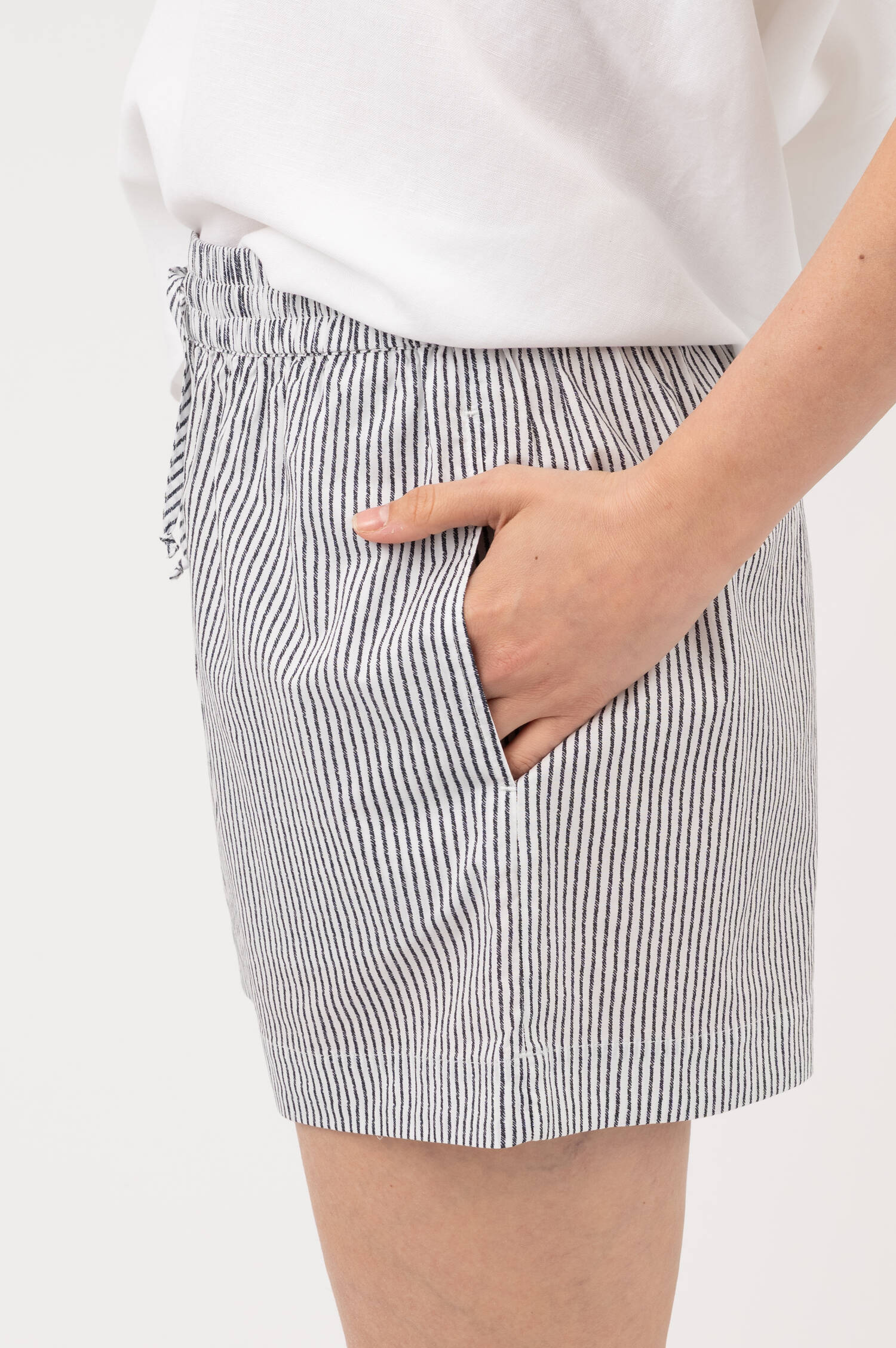Short in Blau/Weiß gestreift