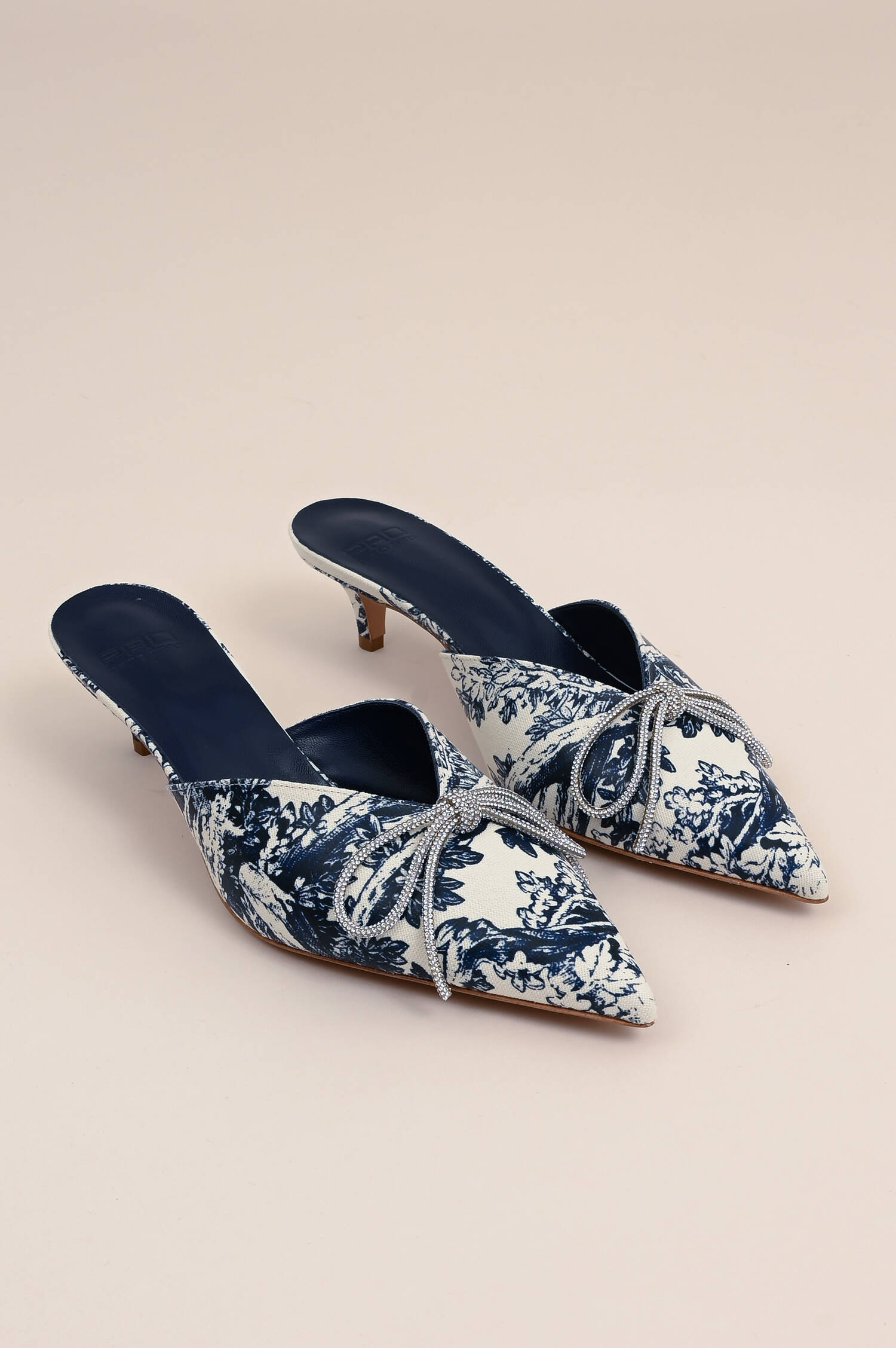 Gemusterte Kitten Heels in Blau/Weiß