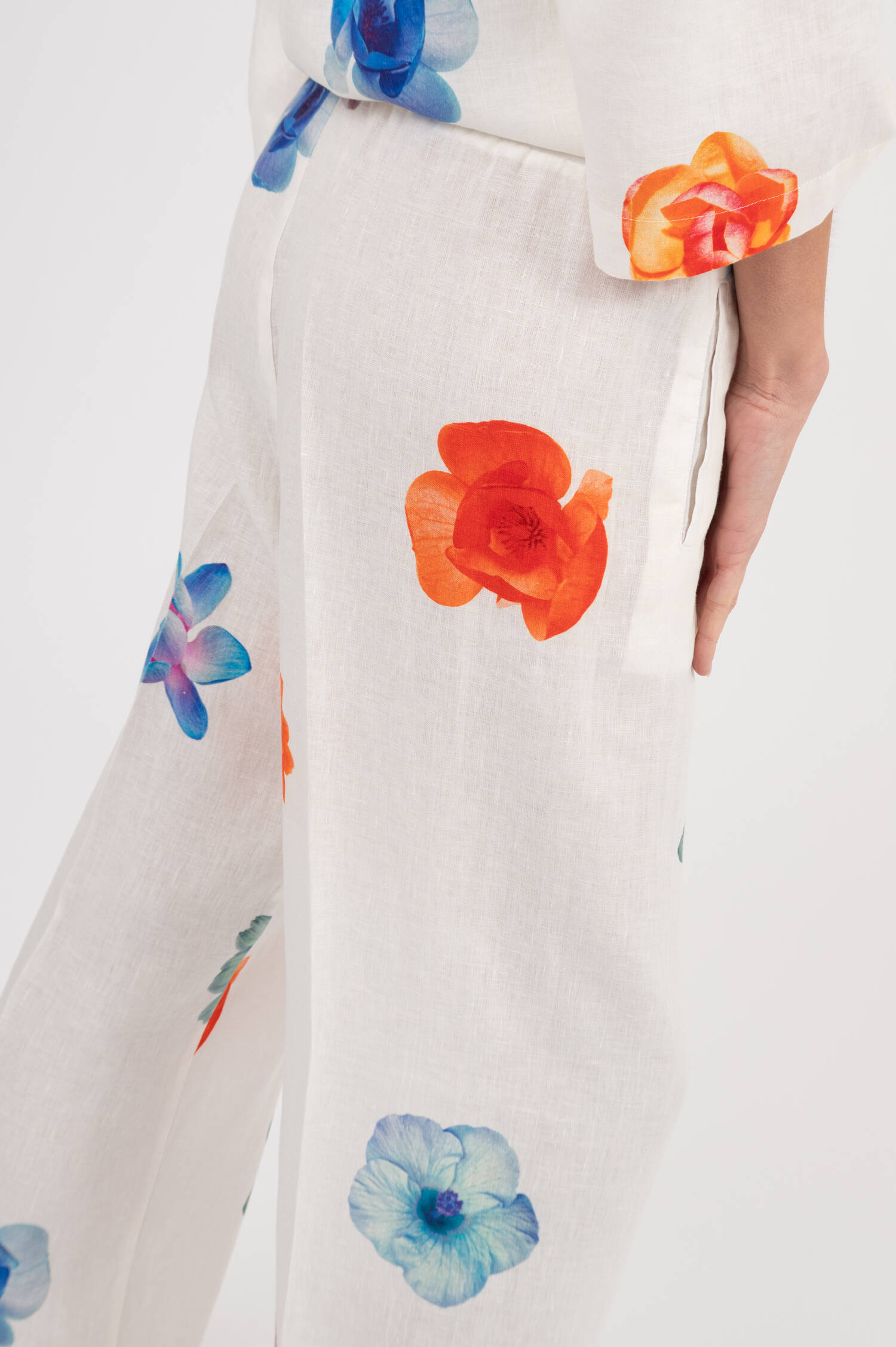 Leinenhose mit Blumen-Print in Weiß