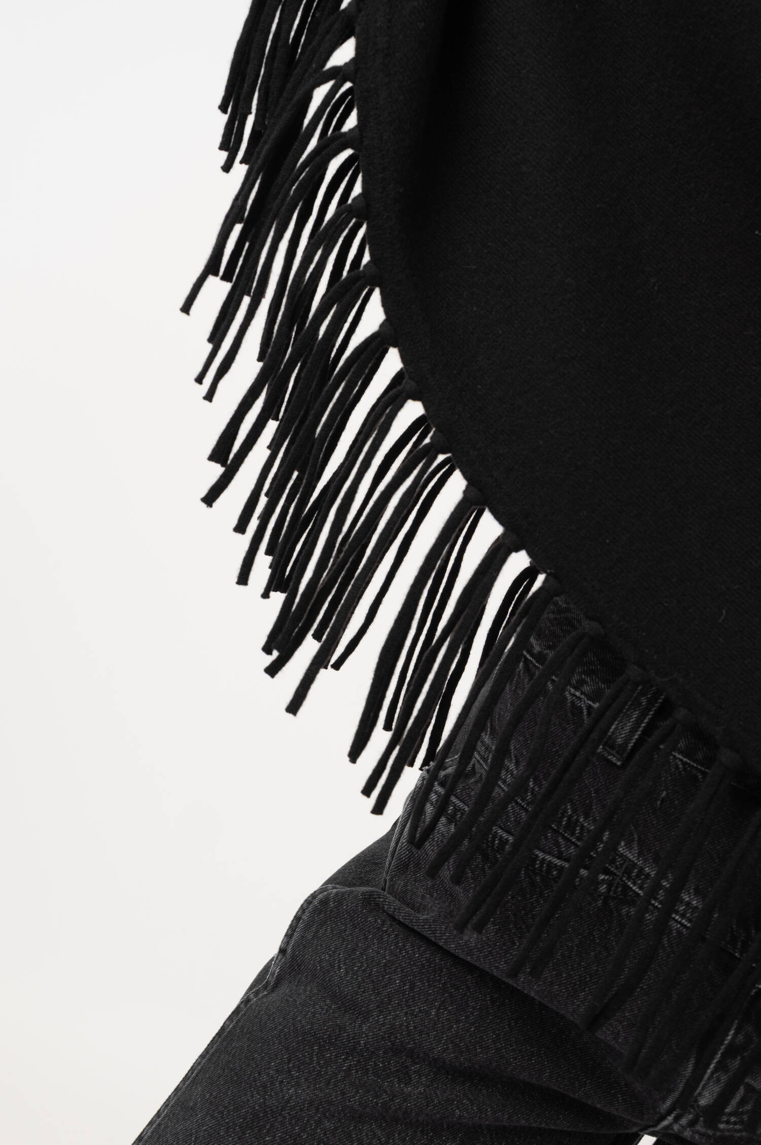 Feinstrick Poncho mit Fransen in Schwarz Feinstrick Poncho mit Fransen in Schwarz