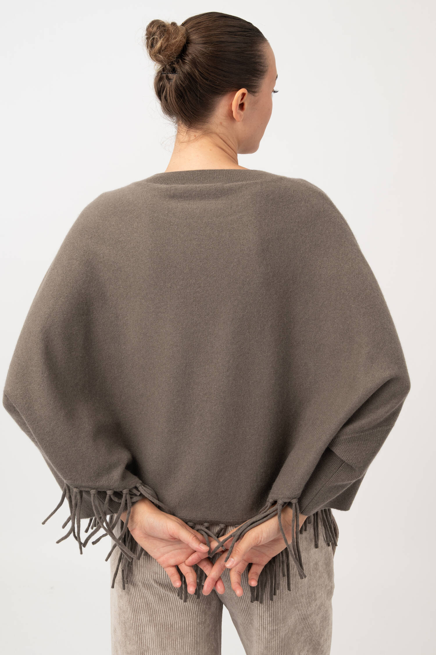 Feinstrick Poncho mit Fransen in Taupe