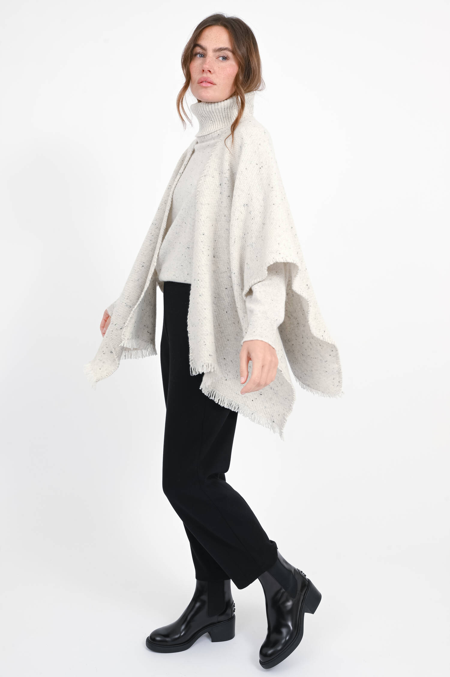 Cashmere Cape mit Fransen-Saum in Snow Cashmere Cape mit Fransen-Saum in Snow