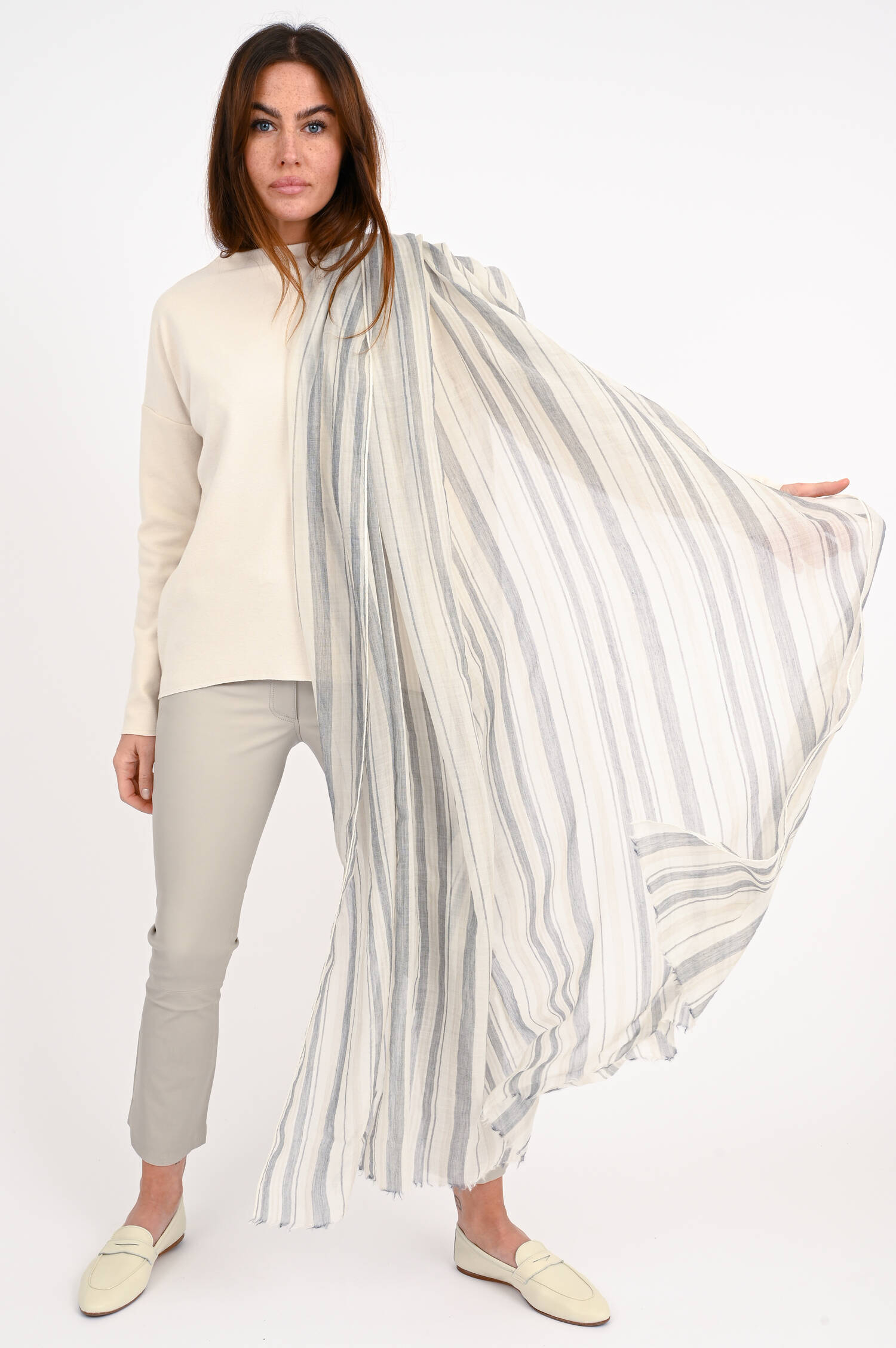 Gestreifter Schal aus Cashmere in Creme/Grau