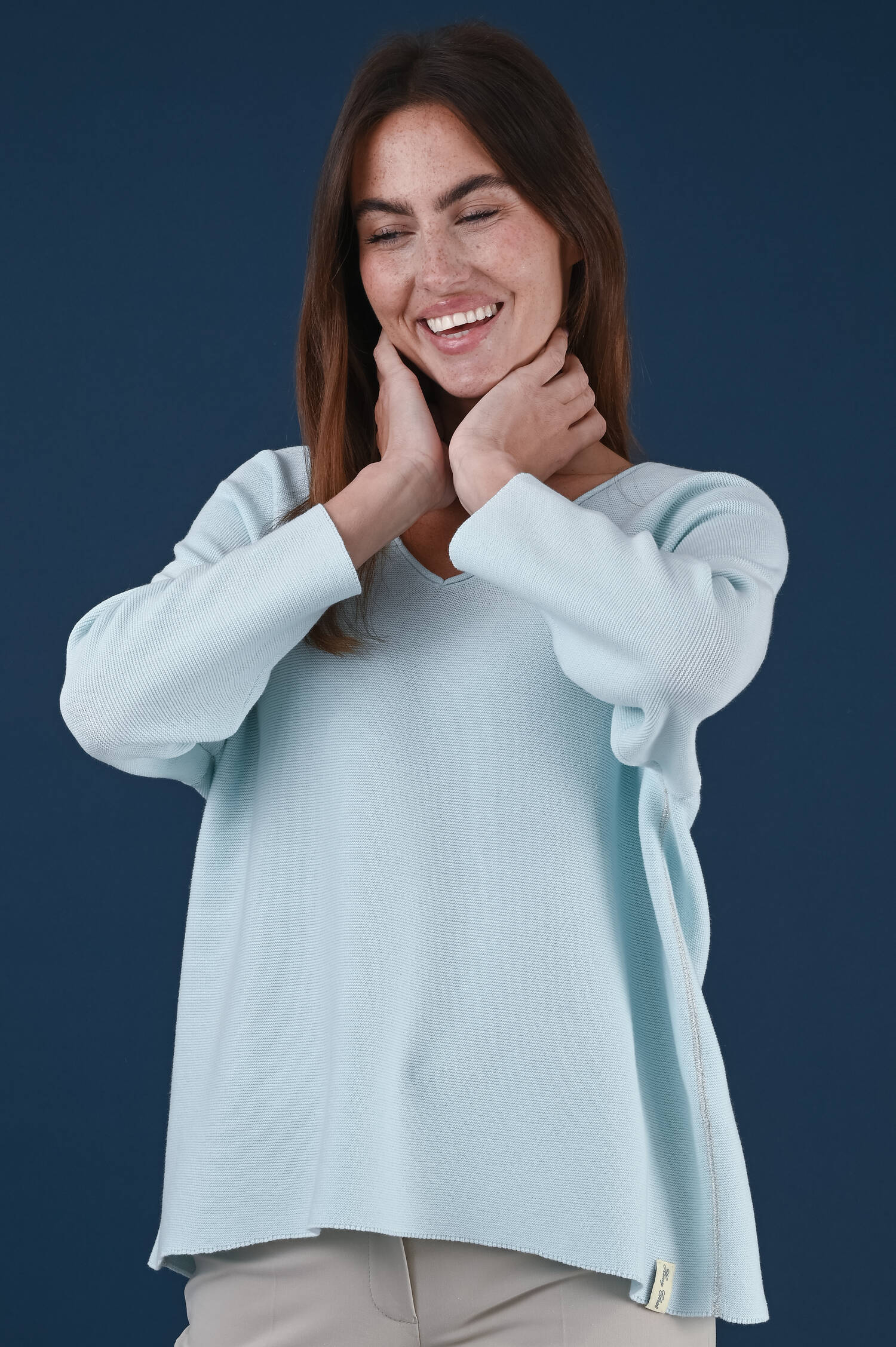 Strickpullover mit V-Ausschnitt in Waveblau Strickpullover mit V-Ausschnitt in Waveblau